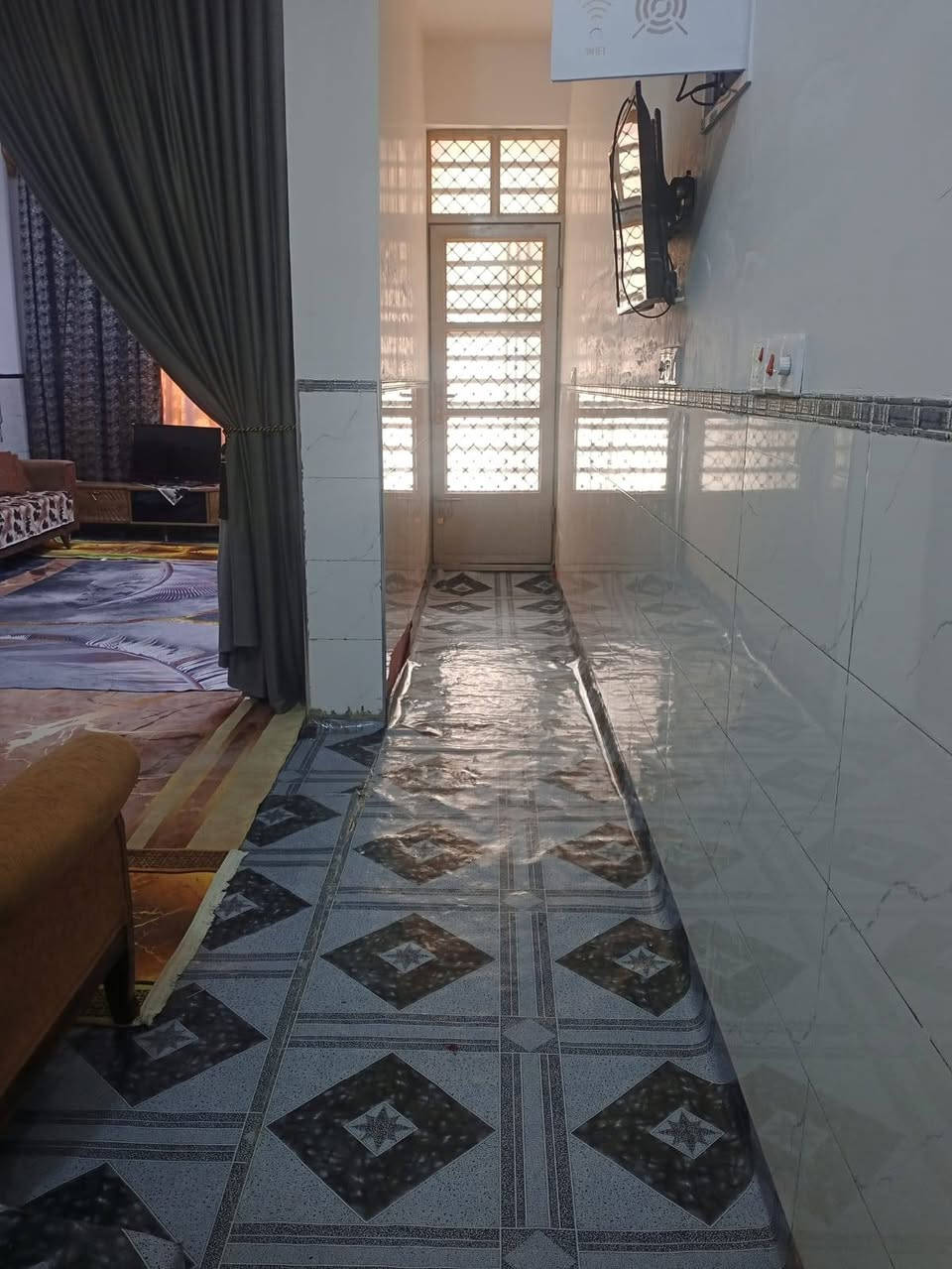 بيت للبيع 100 متر 5×20 بناء حديث زراعي اقرار محكمة يحتوي على استقبال مفتوحه على الصاله وصاله ومطبخ وغرفة نوم وحمام كبير وتواليت خارجي وبيتونه كبيره جدا نهايه مقاطعه 9/2َ السعر ٩٠ بيه مجال بسيط للاتصال *********** يرهم مراوس باقل حسب الاتفاق
