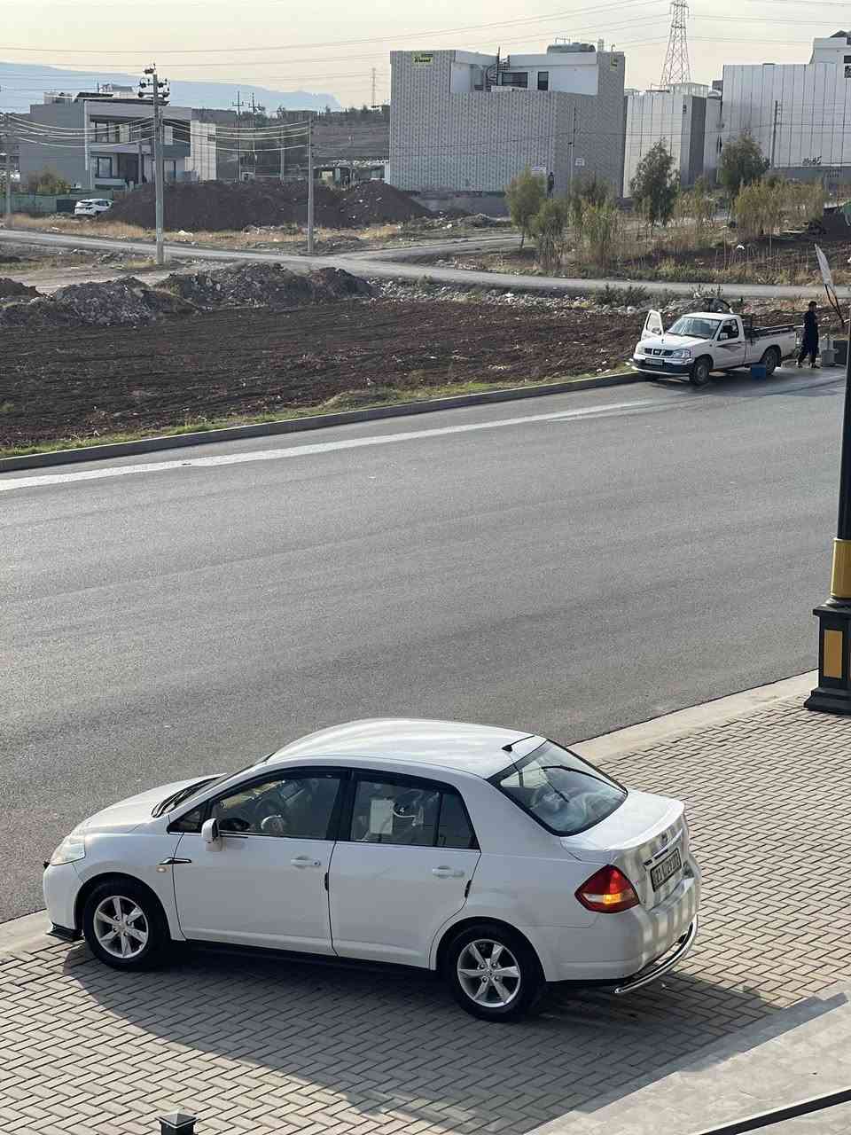 نیسان تیدا مۆدێل 2009 سەیارەکە بێ بۆیاخە یەک پەڵە ساردی هەیە  دوو سێ چاڵی لە سەقفیا هەیە زۆر بچوکن سەنەوی تا 2031 تازەیە بەناوی خۆمەوەیە چوار تایەو ولی شەریکەم خستۆتە سەری کراوە بە بەسمەو شەغال یەک دینار مەسرەفی تیا نیە ماڵی دۆستە سەیارەکە تا بڵێت جوانە *********** ئەگەر مشتەری نیت سەرمان مەهێشێنە لەگەڵ رێزم
