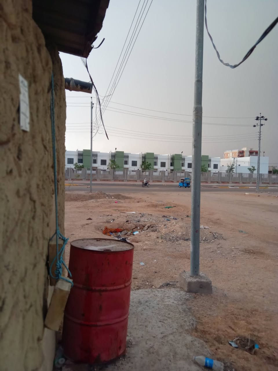 دار ١٠٠م في حي االساهرون مقابل مجمع الغدير السكني تبعد عن الشارع العام ٢٠م بناء متوسط طابقين بناء بلوك وثرمستون عكاده الاتصال على الرقم *********** يوجد واتساب
