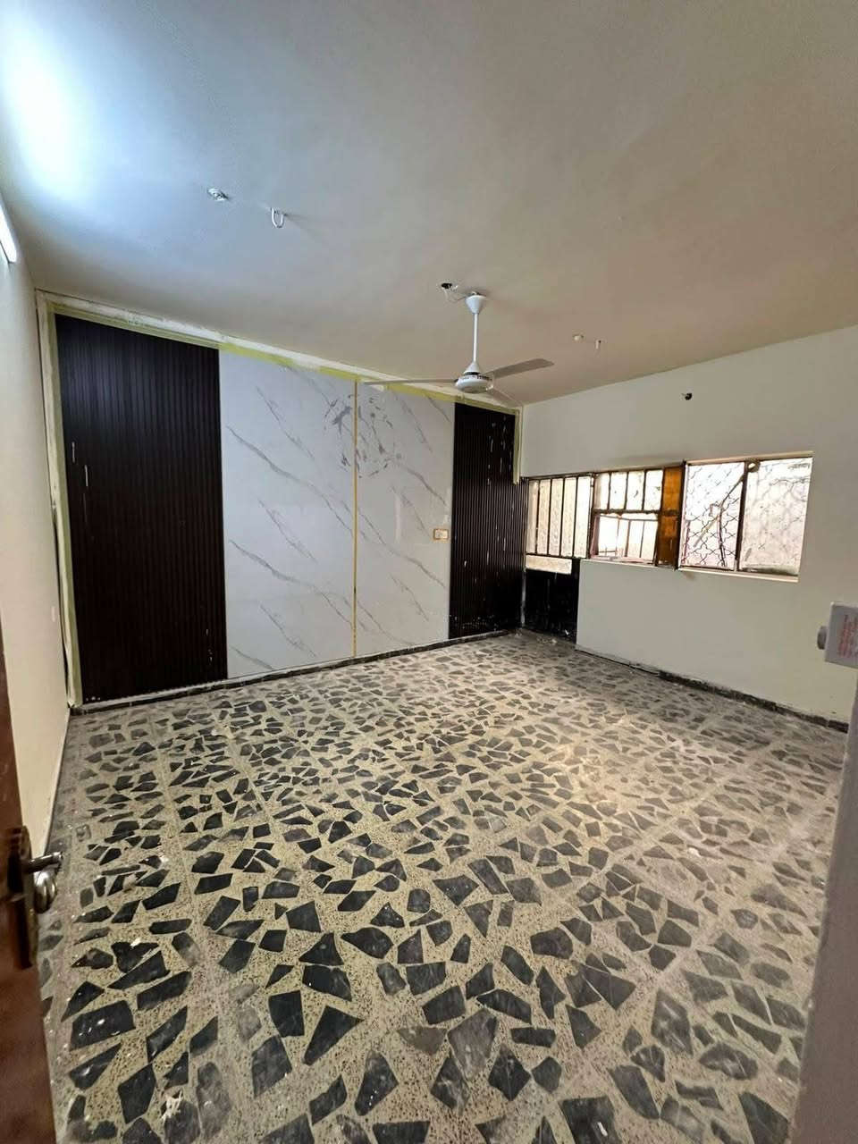 � للإيجار في السيدية
دار سكني بمساحة 300م² في موقع مميز.

🔹 يحتوي على:

* 5 غرف نوم
* صالة
* مطبخ
* خدمات صحية عدد (2)

📍 الموقع: مربع القادة – السيدية

💰 الإيجار: مليون و250 ألف دينار شهرياً

📞 للاستفسار:
***********

🏢 مكتب حلم عقاري
متوفر لدينا العديد من العروض العقارية بمختلف المساحات والأسعار والمواقع
