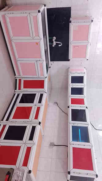 غرفه نجاره تكمه للبيع ضرر بس جامه الكنتور نكسرت اثناء الشد السعر مليون وستمئة كنتور نجاره طابقين للبيع السعر 400 ثلاجه هيه ومجمده وبراد للبيع السعر 450 جرابي عدد 2 نجاره ستعمال قليل سعر الوحده 125  ميز طعام للبيع ضرر مؤشر ع الصورة السعر 50 كاونتر القياس الجوه 4 مترات ونص الفوك 3 مترات وربع للبيع للعلم لونه الاصلي برتقالي وحنه لزكنه عليه الوان بس عادي اليريد يشيله ينشال للستفسار ع هذا الرقم ***********
