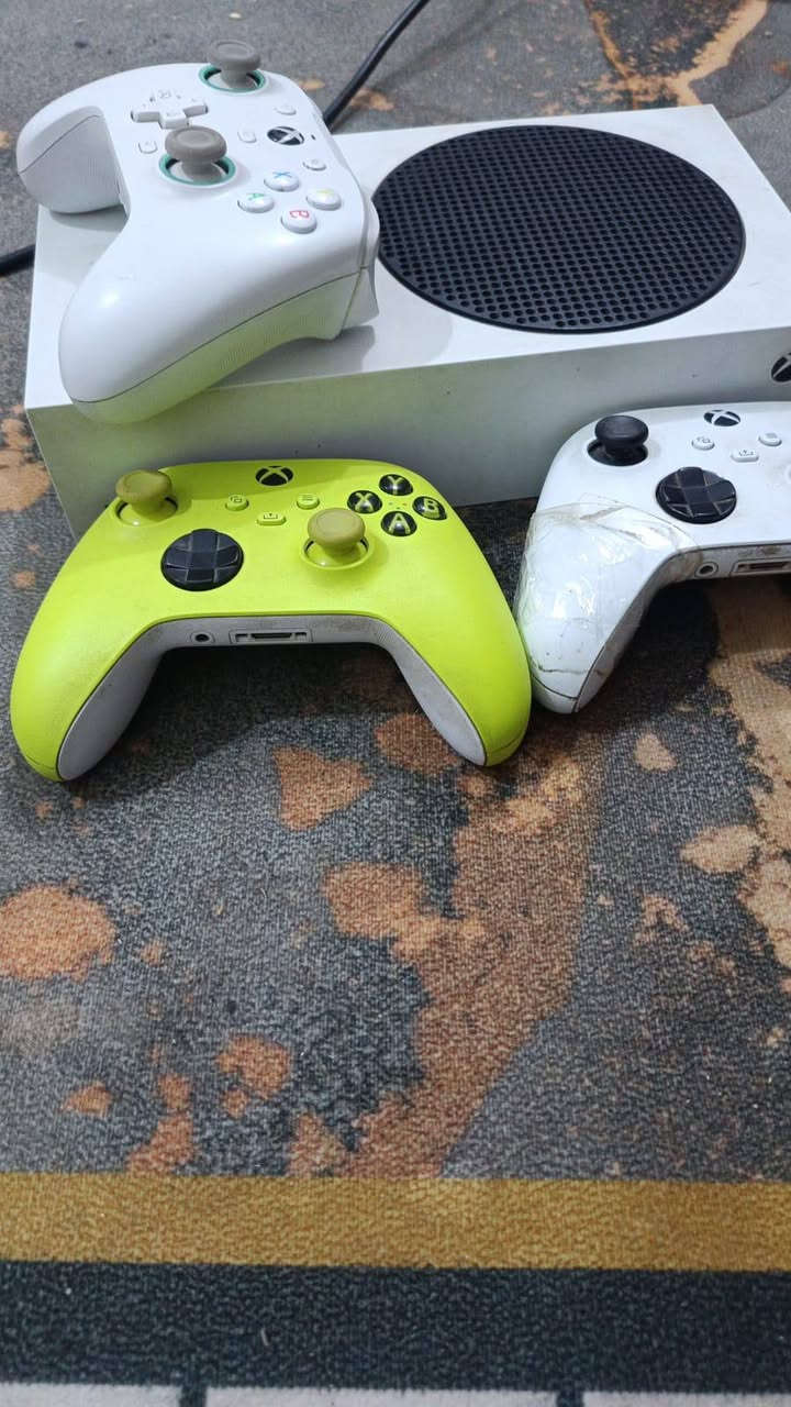 السلام عليكم xbox Seres  S
الجهاز نضيف حيل وكلشي مابي استعمال قليل ويا 3 جويستك
وحدة جويستك Game Sir احترافيه
ملحقاته كاملة وكارتونة موجودة مفتوح بس لاتكلي عطل فتحته اني على ايدي فقط تنضيف وماچنت ادري مكفول كفالة عامة عن اي عطل 
رقمي ***********
السعر 350 او مراوس مع بلي فور 
رقمي
