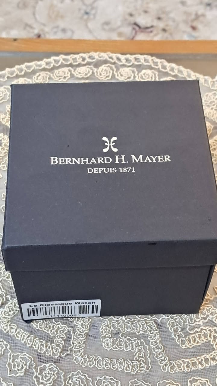 السلام عليكم
اج ماير سن القرش
القطر 42 كوارتز
اسويسري اصلي 
لون مينه مميز كامل مرفقات
مستخدمه جدا نضيفه
السعر 180 $ الي حاب يواصل
***********
