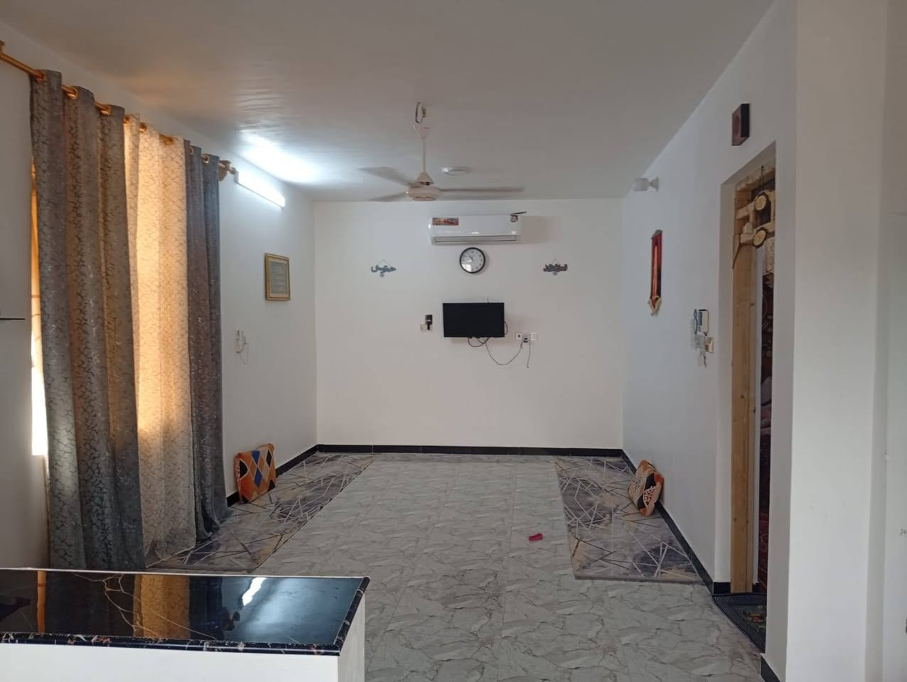 السلام عليكم بيت للبيع مساحه 280 متر  خلف مجمع الاسباني مقابيل الملعب الجديد  البيت جديد ونضيف كونكريت   الرقم ***********
