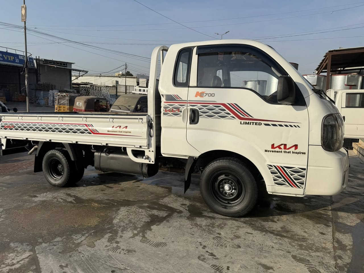 سلام عليكم كيا حمل مديل 2015 رقم بغداد أنكليزي بسمي مكينه 2700 جديده بل جيس تخم تاير جديد باتري جديد مكفوله كفاله عامه *********** مكان السيآره  بغداد السعر 103 او بيهه مجال
