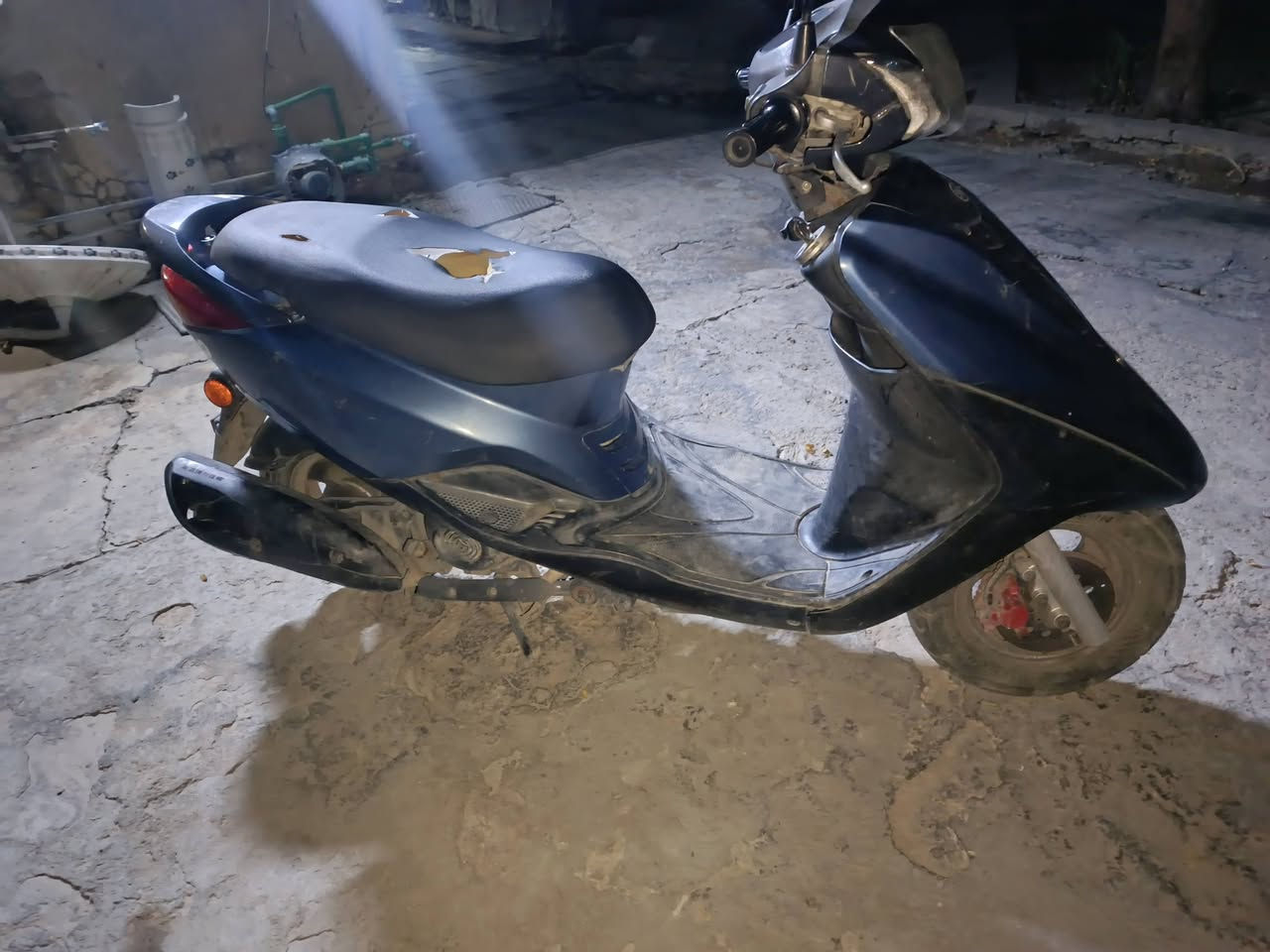 السلام عليكم دراجه بغبغاء للبيع مال رمبه جديده برغي ما مفتوح بيها نوزل سكليتر خطين السعر٩٥٠ وبيها مجال مكاني بغداد اللشعله ***********
