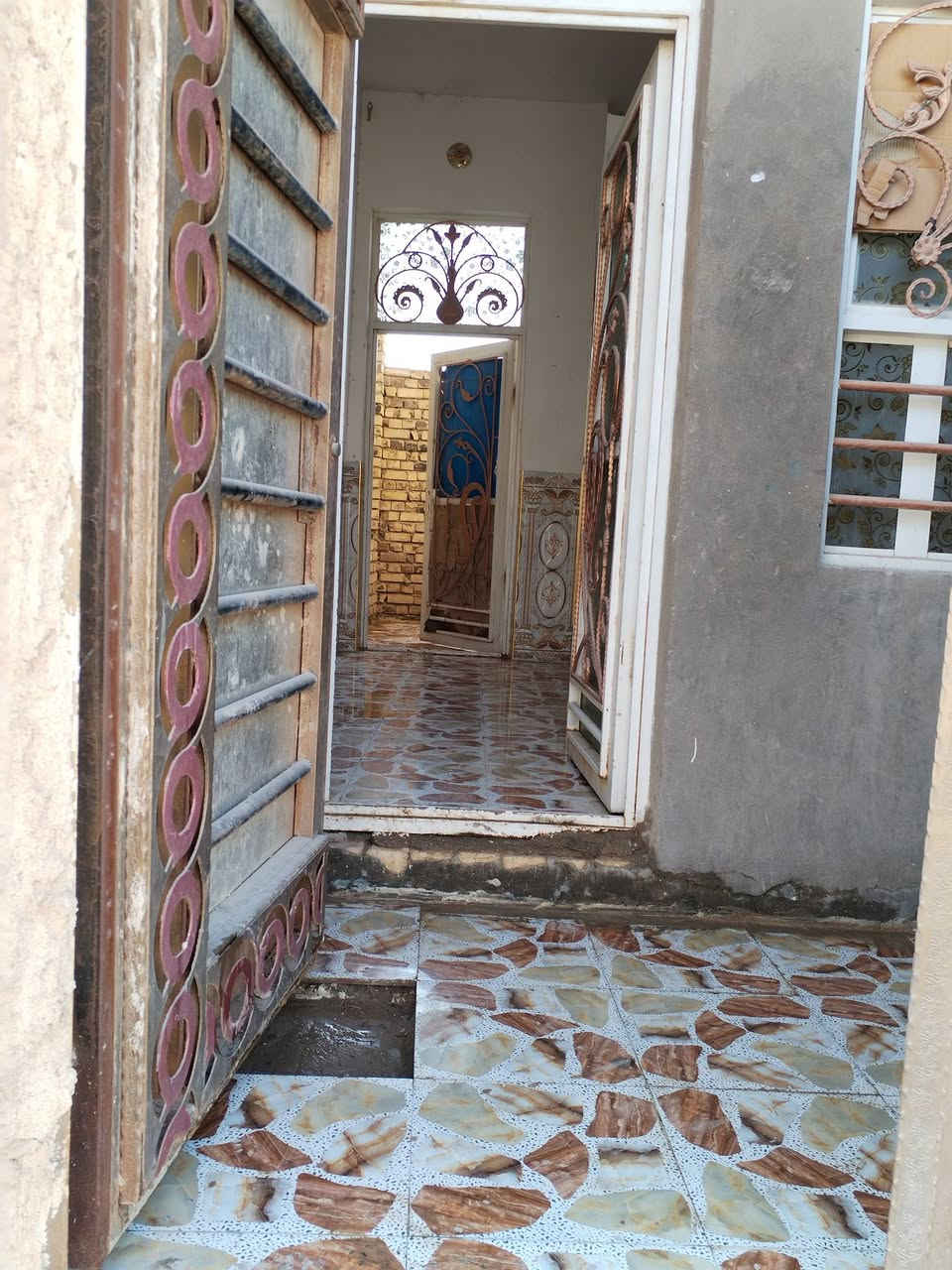 السلام عليكم  بيت للبيع 100 مربع ركن براكيه خلف جامع الخزاعل البيت جاهز للسكن السعر 26 وبي مجال استفسار الاتصال على الرقم ***********
