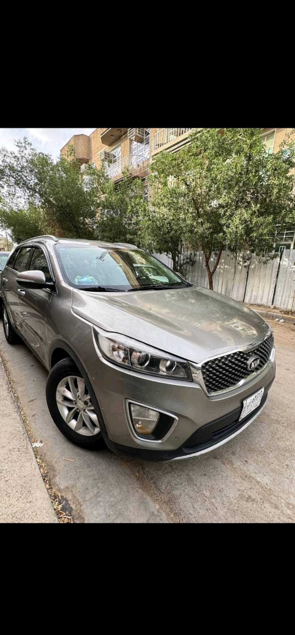 سيارة كيا نظيفة بحالة جيدة جداً. جاهزة للاستخدام اليومي. بنيت بلون رائع ومزودة بمقاعد جلدية مريحة ونظام تحكم حديث. مناسبة للعائلة والرحلات الطويلة، وتوفر راحة أثناء القيادة.