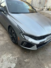 k5 موديل 2025 ماشيه ٦٠٠٠ كيلو مبدل بنيد فقط وبارد قليل بالجاملغ الخلفي...