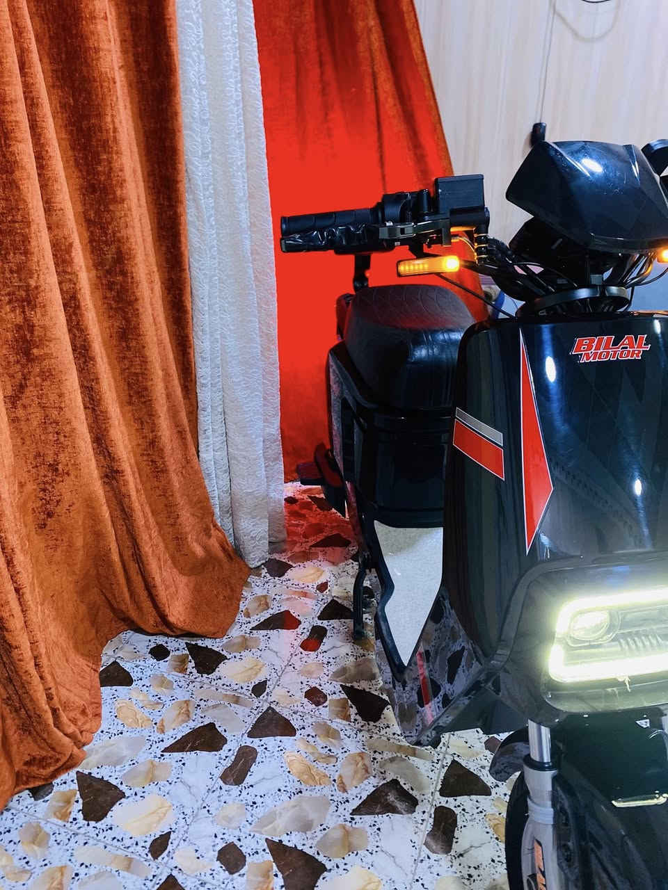 سلام عليكم عني دراجه شحن                                                             اربع سرع  خمسه بطاريات دبل.                                                            دراجه نضيف  سعر خاص.                                                     الرقم ***********
