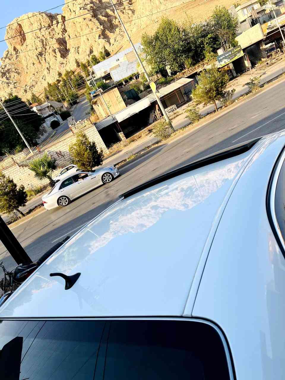 سەرەتا بە ناوی خوای گەورە
شاهینە ١٨٤ ساخ ساخ ٢٠٠٧
کوشن جڵد
هیتەر
سڵاید
حاسە
ئاوێنە ئیشارەت
جوارتایەو ویلی لۆکی خراوەتە سەر
ڕۆنی گێرو مەکینەی تازە گۆراوە
سەیارەکە سەقفی شوشەییە
بێ دەعمو لێدراو
دو چەمەلۆخی دواوەی بۆیاخە لەسەر ساخی بۆیاخ ئەوروپایە 
سەیارەکە کامل مەسروفە 
بە شەرتی گێرو مەکینەو ئەکسل
سعری 85$گەڵاو کەمێک معامەلەی برایانە
ئەگەر مشتەری نیت سەرمان مەیەشێنە

شوێن سەید سادق…..
***********
