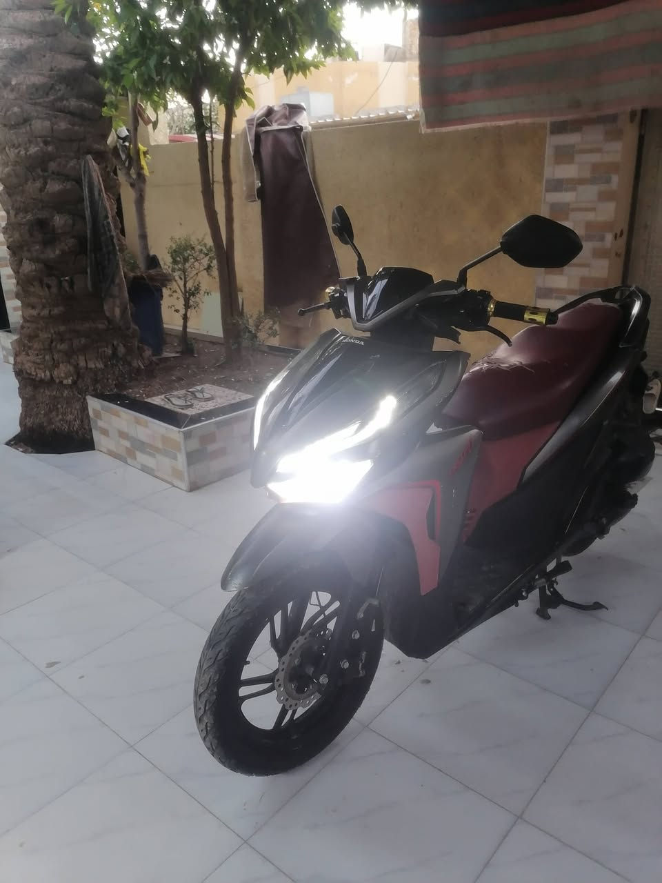 سلام اعليكم دراجه للبيع 
هوندا ياباني مكينه مكفوله كفاله مابيه برقي مفتوح مال بيت مكان ديالى السعر 950 رقم الهاتف ***********
