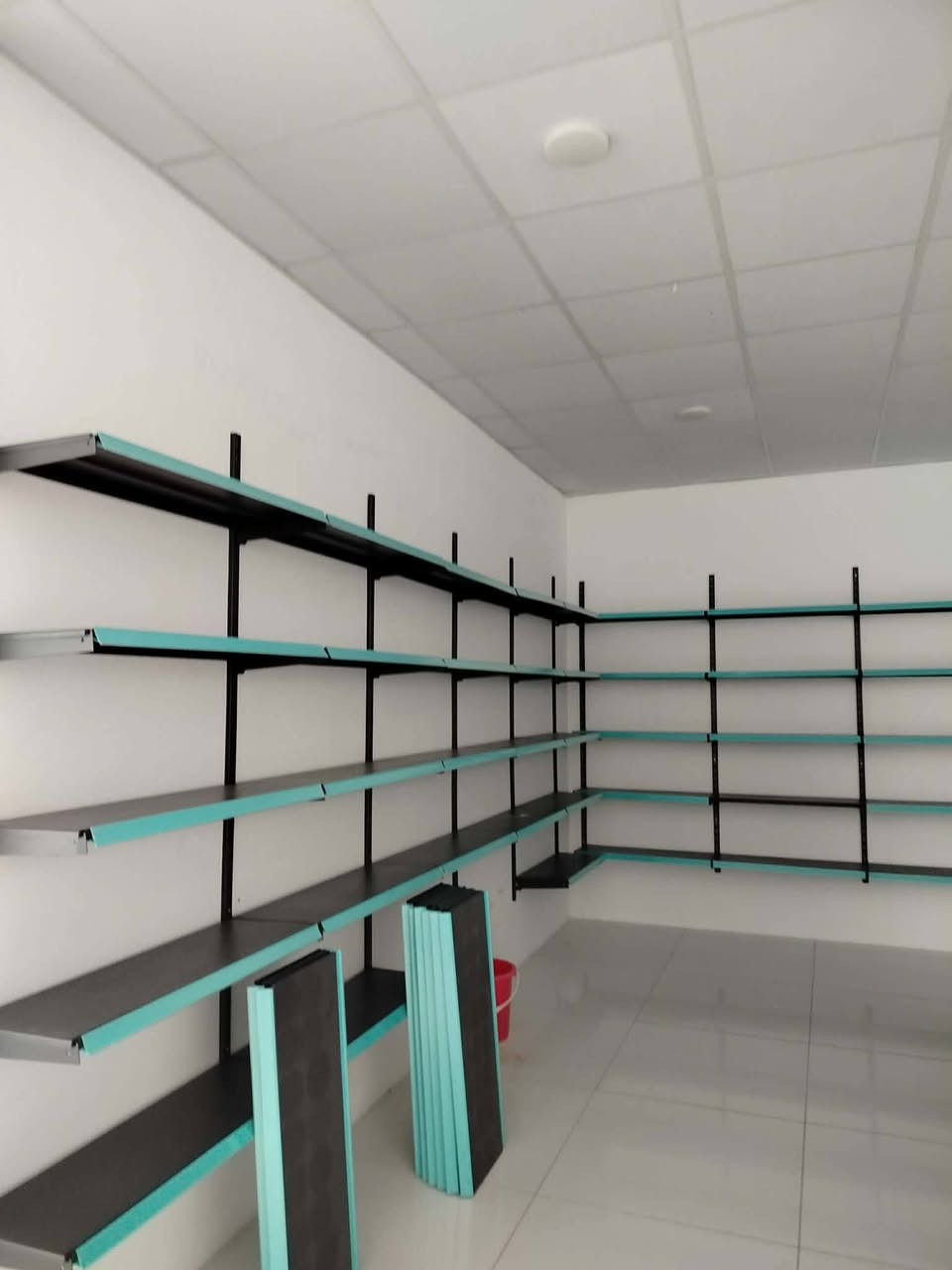 رەفی ناوەراست ٤م رەفی یەکلا ٤م رەفی دیوار ٢٠م 

رەفەکان هەمووی ٣ مانگ بەکار هاتووە حساب بکە تازەیە پلێتی ٠٧ی دەرەجەیەک 
ناونیشان ڕانیە 
***********-***********
