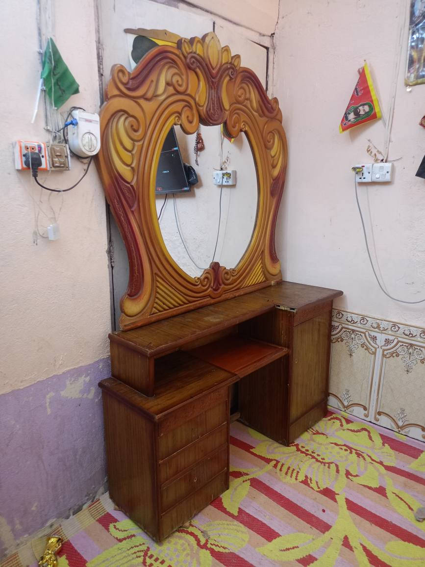 ميز مرايه وزاويه نضاف السعر 90 المو شراي لا يخابر العنوان العمارات الملح مقابيل حي الخضراء قرب مدرسه رقيه الانصاري جامع الصدرين *********** عمارة, ميسان
