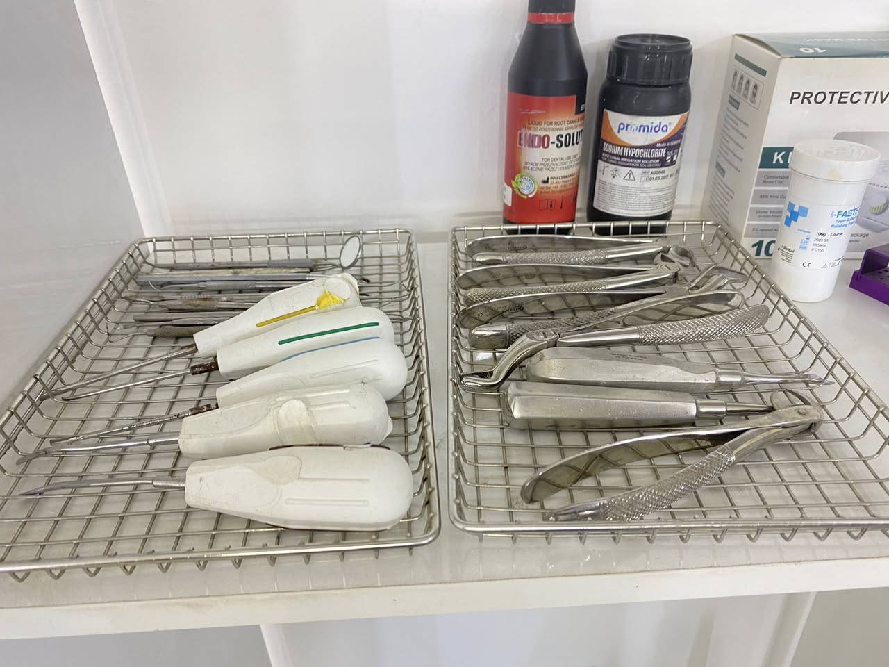 السلام عليكم
جير اسنان كلشي بي شغال بدون اي عطل
اكس راي جداري
كبمريسر اصلي طبي مغلون ( جديد )
معقمه 
عارضه مواد 
سكر خارجي 
ابكس لوكيتر woodpecker
لايت كيور
سيت ربر دام ( جديد )
ادوات قلع كامله
ادوات حشوات كامله
اشعه افلام
مواد disposable 
السعر ٢١ ورقه وبيها مجال
المكان بغداد الكرخ
***********
