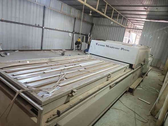 السلام عليكم
سي ان سي مع مكبس مكسر للبيع 
***********
