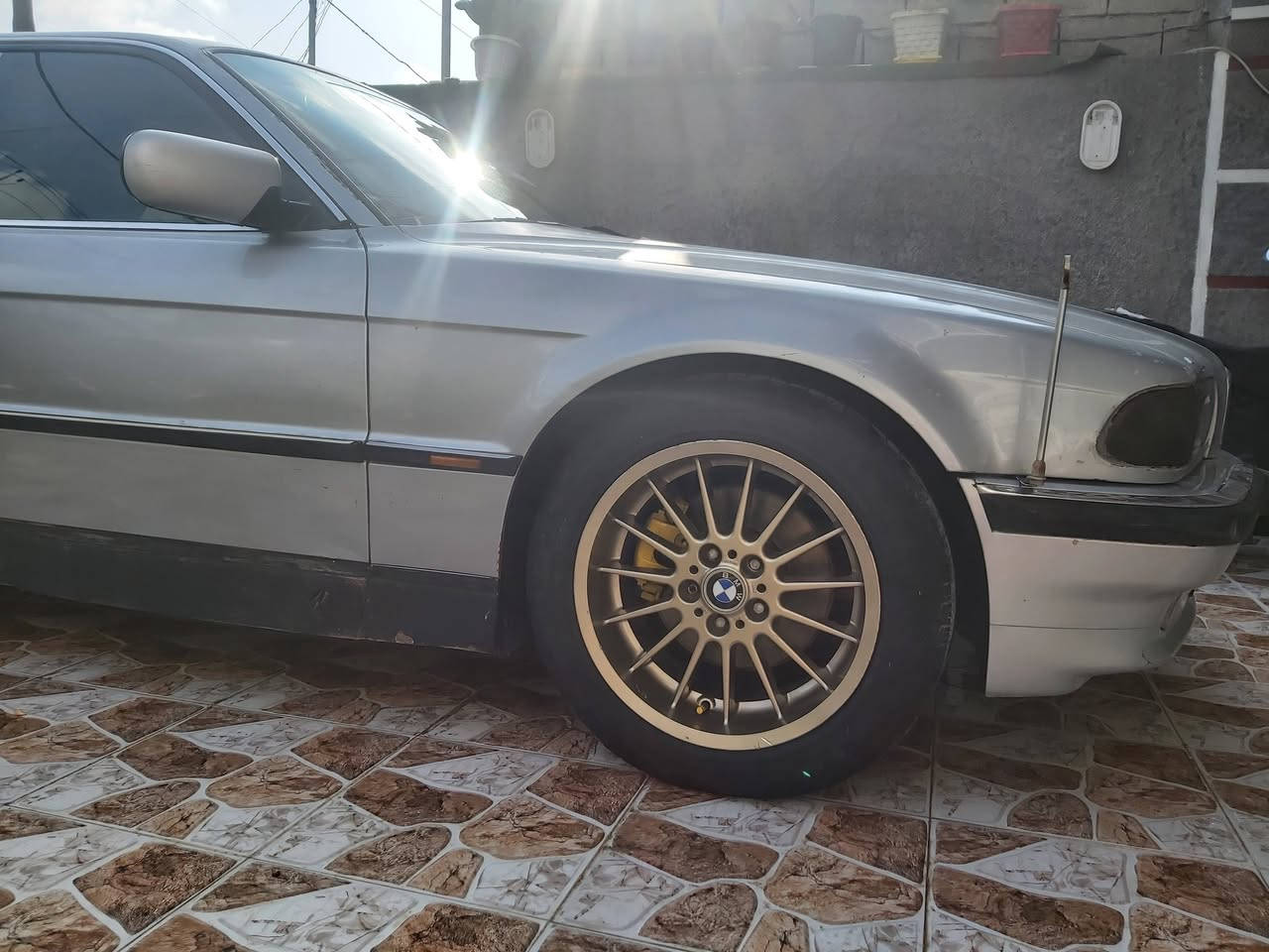 السلام عليكم 
كاسح 740i أصل بلاد بأسمي تحويل مباشر 
باتري جديد
عمبار + بريشر + دسكات دهن بريك منضومة البريك كاملة جديدة
صدر أمامي كامل جديد 
صدر خلفي كامل جديد + دبلات ولوي 
داينمو حاوية + دركة حاوية + كونترول جام جديد
ويل كب شعاع حاوية أصلي + صبغ حراري مع العلامات 
تبريد شغال ثلج نقص بس مروحة 
نقص باور وترتيبات بسيطة 

السعر/ ٦٥ وبي مجال الشراي بي خير ويدلل
رقم الهاتف / ***********
