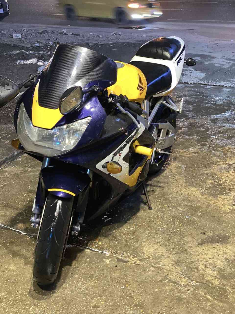 سلام عليكم دراجه بطح هوندا (CBR929RR)
للبيع مكانها بغداد مجمع بوابه العراق
مدفوعه كمرك وبيها وصل قبظ الكمركي يعني ينفتح الترقيم تروح ترقم 
دراجه عليها ادامه كامله يعني تشغل وتطلع متروح تعب نفسك ولا شي 
دهن amsoil
بلكات ngk
مي راديتر زيتي من موتل
ضويه زنون 
تايرات تخم جديد 
كهربائيات كامله مكمله وضفيره وعقل بلاديات 
عليها سستم اكزوز كامل من اكروبفج بواري تيتانيوم وبطيخه ألياف كاربون فايبر سعره ٧٠٠ ألف 
تخم تايرات جدد
انطيك وياها جك مالتها اني ماخذه وحده ب50 
و بدله سيفتي لون سوده
وخوذه وياها 

الدراجه محركها مال رنبه صار من مشدود بيها 16 يوم 
كشرها بي بس فطر بسيط بل بجم والاربي شغال بس لازم تربط البارد مالته 
سبب بيع سفر دراجه ما تنعاب وقويه ومصروف عليها هواي والف عافيه على الي يأخذها 
والي يجي ما ارجعه فارغ لأن متوازي على بيعتها 
سعرها 3.500.000 وبيها مجال علما أن كمرك اني دافعه بيدي (1.378.000) 
للاستفسار خاص رقم مفتوح 
***********
