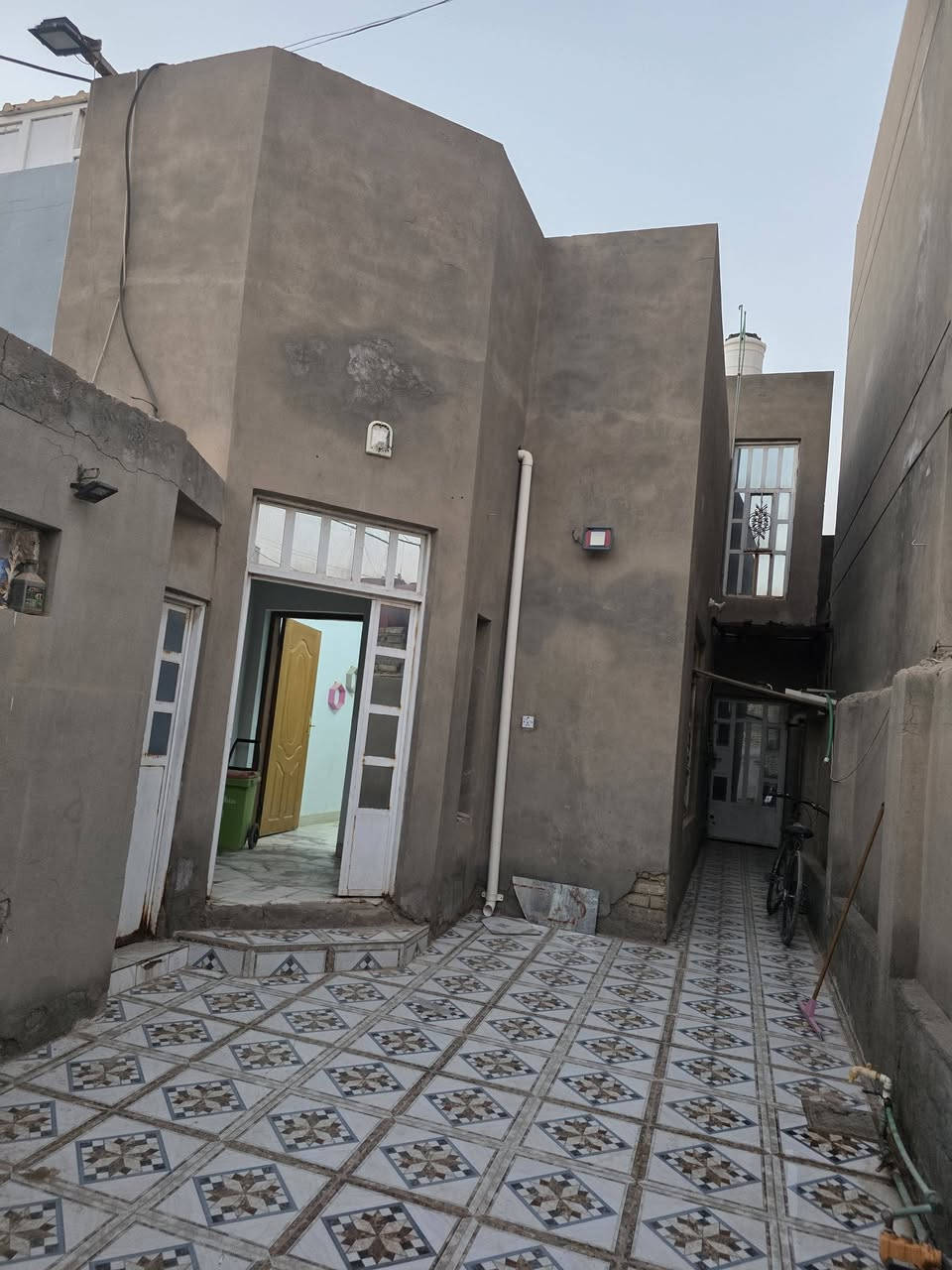 بيت للايجار ام الخيل الثالثة 100 م طابقين ..
غرفتين نوم واستقبال وصالة ومطبخ وصحيات وكراج
سعر الايجار 300 الف شامل مي وكهرباء 
*********** مكتب المحنه
