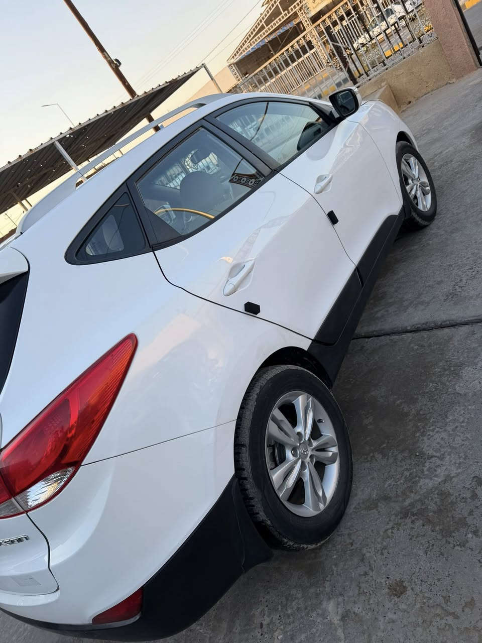 السلام عليكم للبيع بسعر مناسب  ب133ويرهم مراوس
للبيع توسان 2013 وارد خليجي    
بيها بونيد مالها بلادي ومصبوغ شرط بدون دواخل 
رقم صلاح الدين دولي سنويه لل30
لون ابيض ثلجي
موصفات السياره معروفه 
محرك دوش مكفول 
كير اوتو عادي 6نمر 
اشاير مري  
ويل كب 
داخل لونين
تبريد ثلج
تحكم استيرن 
مثبت سرعه
مسجل ابلاتوث شاشه
تبريد تدفئه مكفول   
وباقي الموصفات معروفه 
السياره جاهزه ومناقصه اي شي  
مكان السياره بيجي 
السعر 133ويرهم مراوس حسب القناعه                                                                                                   ***********
0781199690
