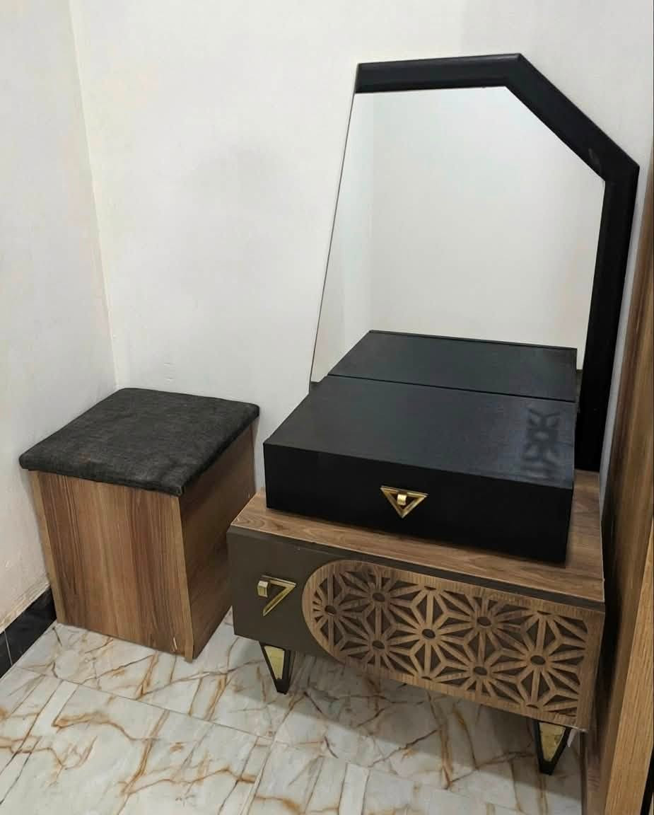 السلام عليكم ، متوفر غرفة نوم تركي مستعمل  من  9 قطع والجرباية هدية لم تضاف للسعر 🌼 
مكون من : 
 كنتور تركي 6 باب 
باب زاوية مدمج يضاف بجانب الكنتور
جزامة
مجرات 4
ميز مراية يحتوي باب
طبلة صغيرة
مراية طويلة
كومدي عدد 2
جرباية نفرين هدية 

العيوب : الكنتور يحتاج تغيير سجة فقط
للتواصل فقط على واتساب 
***********
السعر 500
