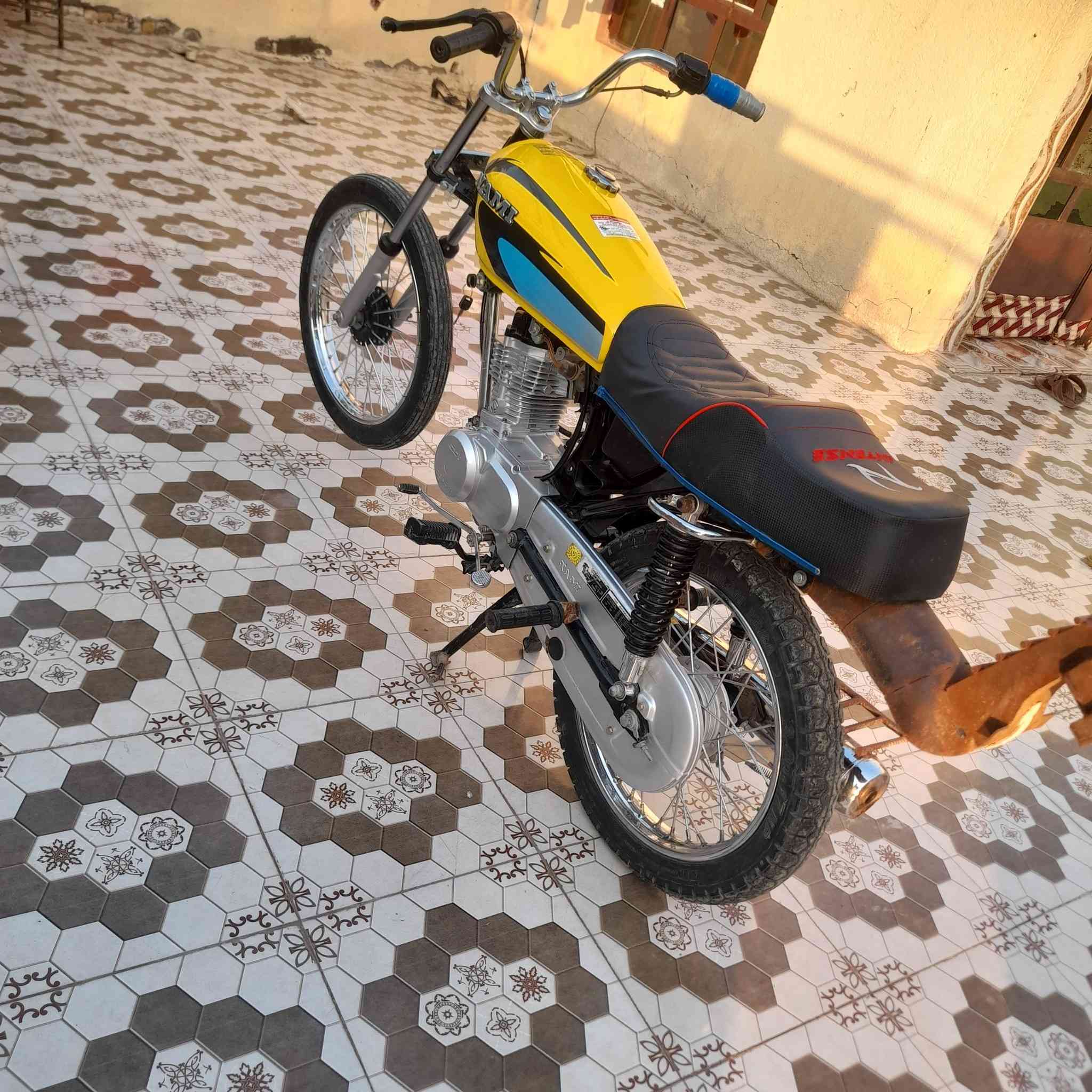 السلام عليكم دراجه سيجي نامه البيع مديل 25 والشاصي مديل 19 الدراجه اوراق الدراجه  كفاله وشلغه ومعدل خير من الله الدراجه شوفت عينك كلشي مانقصه السعر 600 وبيه مجال مكاني بابل القاسم هاذه رقمي *********** والمو شراي لا يراسل
