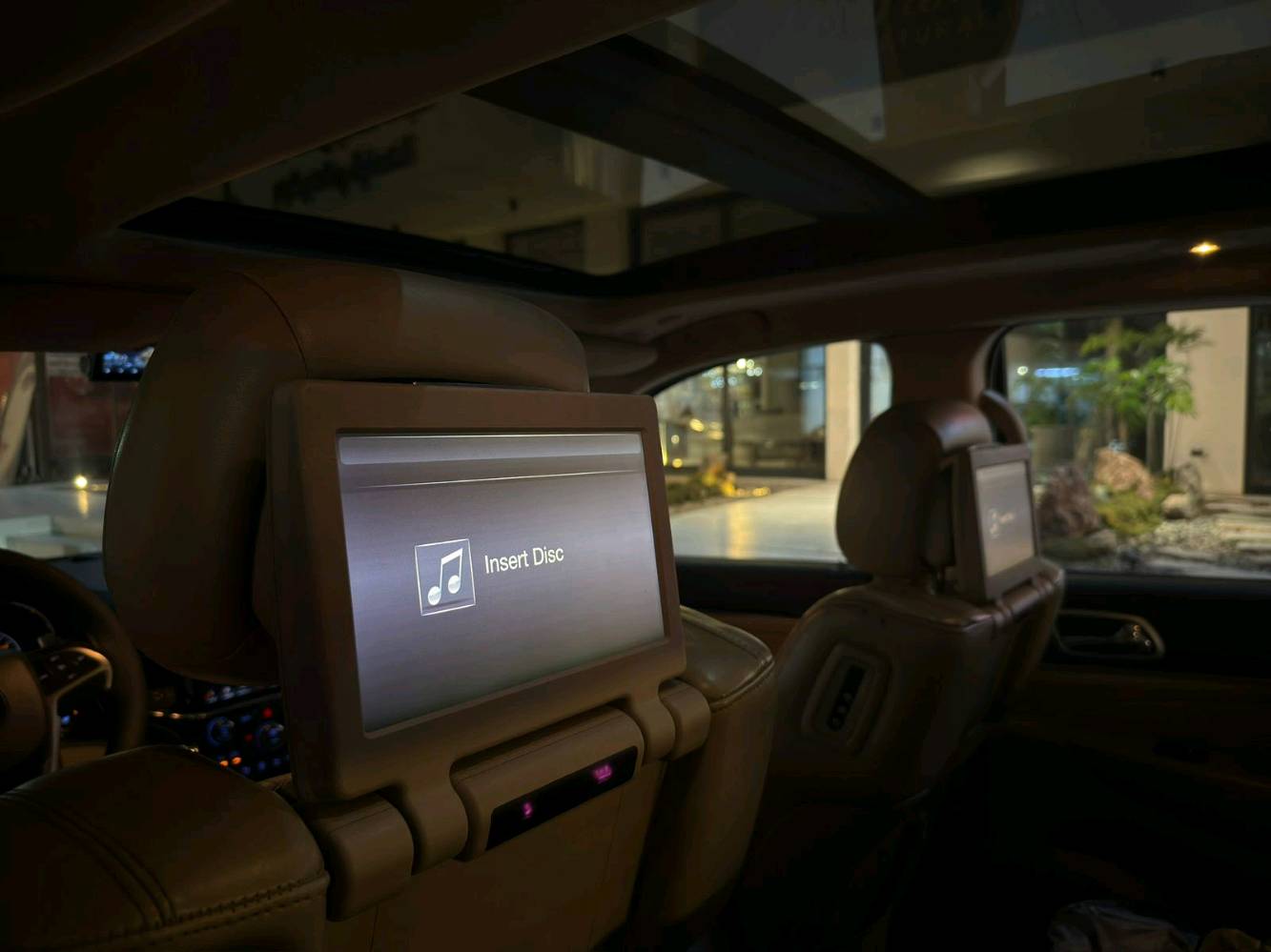 جيب غراند شيروكي لمتد بلس 2019 خليجي

لون: اسود بيتنجاني
محرك: v6 3600cc
عداد مسافة: 72 الف كم قابل للزياده

مواصفات فول لمتد بلس
- دخول ذكي 
- ثلاث شاشات
- بانوراما 
- حساسات امامي خلفي
- توقف تلقائي خلفي
- اوتو ستوب
- مري شفط
- هيتر مرايه
- رادار جانبي
- تعتيم تلقائي للمري كافة 
- كراسي كهرباء امامي 
- تدفئة و تبريد مقاعد اماميه و تدفئة خلفيه 
-تدفئه ستيرن
- صندوق كهرباء
- شفتات كير بالستيرن
- فور ويل


ملاحظات:
- جاملغ سايق معدل بارد و مصبوغ
- بنيد بارد بسيط جدا
- هلال تاير خلفي عكس السايق بارد بسيط

>>شرط البيع فحص سونار 

السعر 26 الف دولار وبي مجال
مكان السياره منصور داوودي متواجد من 11 صبح الى 7 مساءا
***********
عمر