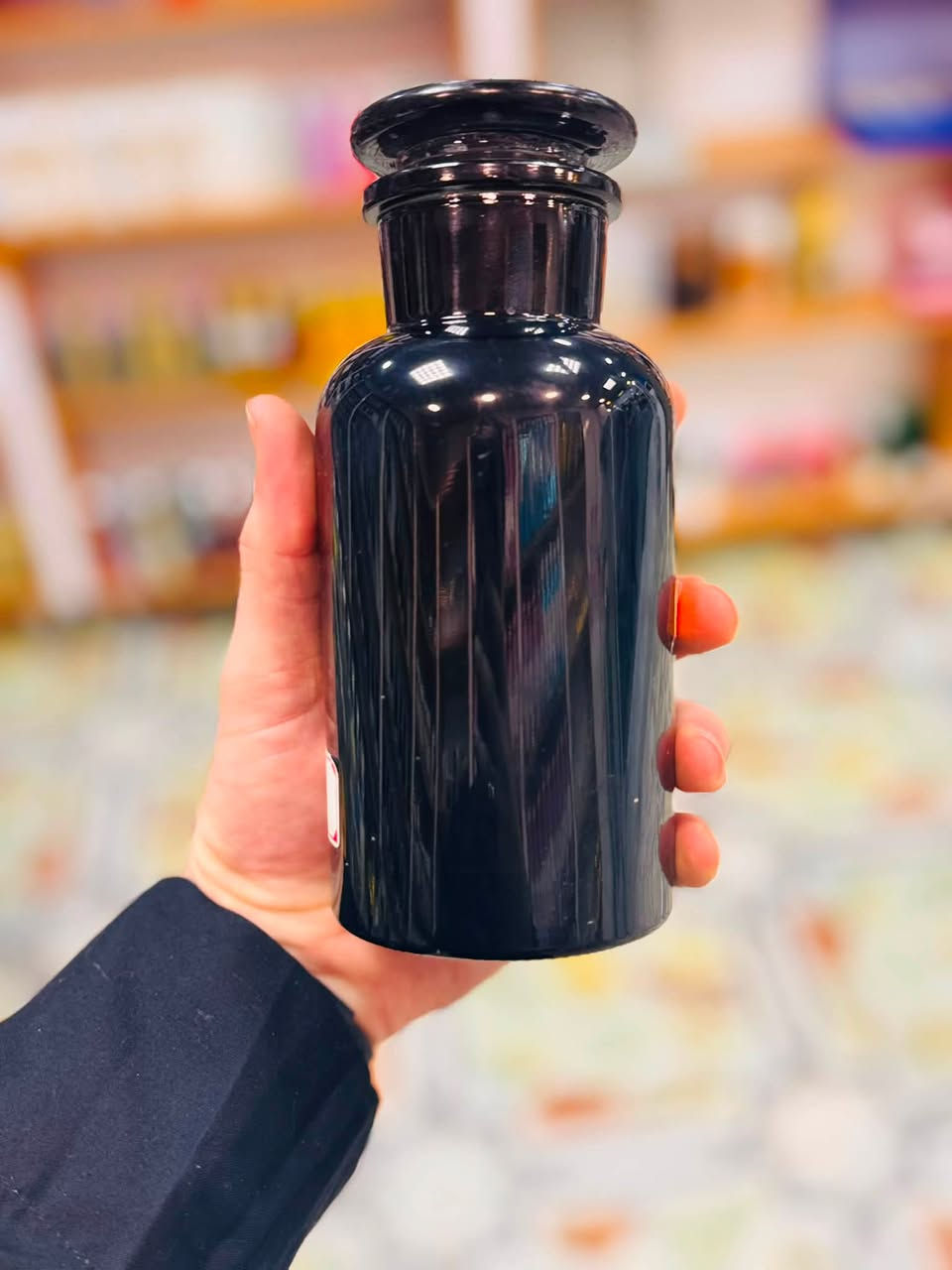 السلام عليكم علب عرض عطور
للبيع العدد94 قطعه سواد خفيف ضد الضوء الشمس وترهم عرض وترهم علب تخمير 
واتساب ***********

