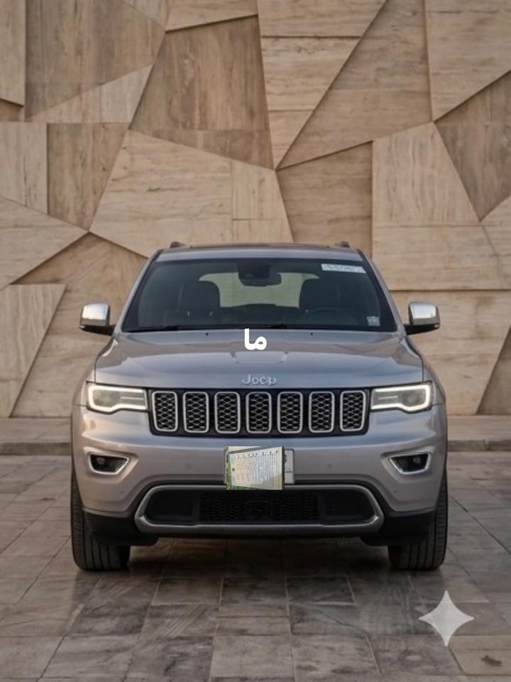 للبيع .النوع: جيب جراند شيروكي (Jeep Grand Cherokee).
الفئة: ليمتد (Limited).

​اللون: فضي (سلفار) مميز كما في الصور.

​فتحة السقف: فتحة قمارة كهربائية.

​المواصفات والإضافات:

​بصمة دخول وتشغيل مع خاصية التشغيل عن بُعد.

​كراسي جلد (تحكم كهربائي).

​شاشة كبيرة مع كاميرا دوارة وحساسات خلفية وأمامية.

​جنوط (ويلات) كروم حجم كبير بتصميم رياضي.

​نظام دفع رباعي (4X4) مع وضعيات قيادة متعددة.

​صندوق خلفي كهربائي (جك). فتحت سقف
صال سبوع حولته باسمي يعني هزه جديده 

************
