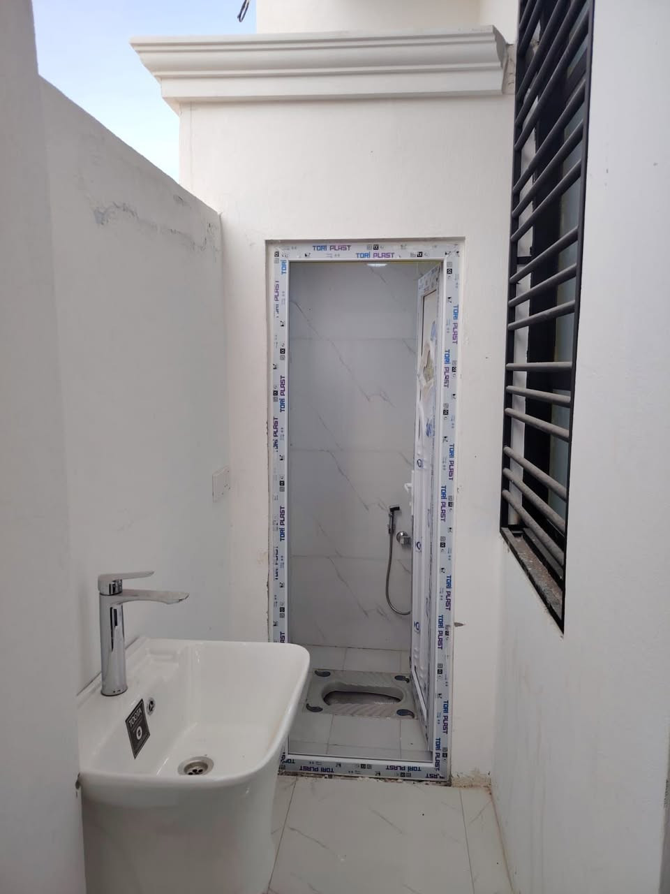 بيت ٥٠ متر طابق ونص مجمع الحياه قرب الحولي مال ابو مهدي المهندس قرب حي الزيتون كافت الخدمات ماء مجاري كهرباء تبليط بالباب سند ٢٥ التوأصل ***********
