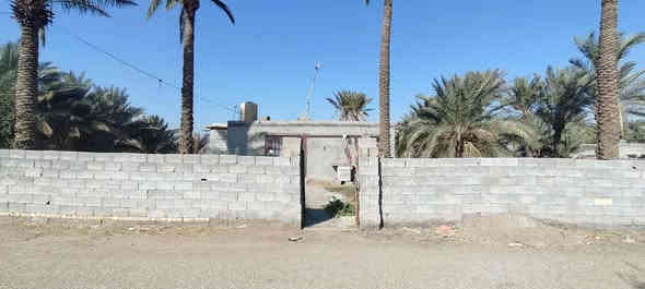 السلام عليك 
يوجد لدينا دونم بيه بيت بسيط مكون من صاله وغرفة نوم ومطبخ وحمام الدونم صايره مباشر على التبليط وجميع الخدمات موجوده ماء اساله وماء نهر وكهرباء ومدارس وأسواق وقريبه على نهر دجلة العنوان واسط قضاء الزبيديه منطقة أم سنيم 
طابو زراعي سند ٢٥ 
السعر جداً مناسب ٢٠ مليون وبيه مجال قليل لان مستعجل على البيعه مالته ***********
