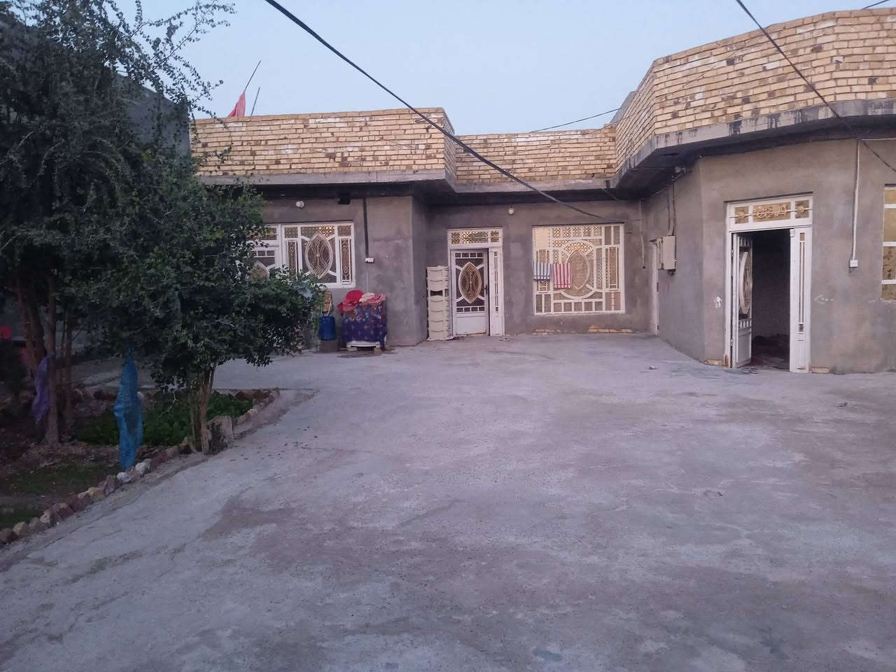 بيت زراعي للبيع على طريق نهر ابعير وجه على الشارع  يحتوي على ثلاث غرف نوم اوصاله اومطبخ واستقبال  الخدمات موجوده ماءاساله كهرباء بلباب يبعد عن التبليط 50 /م مساحة البيت 600/م للاستفسار الاتصال على الرقم ***********
