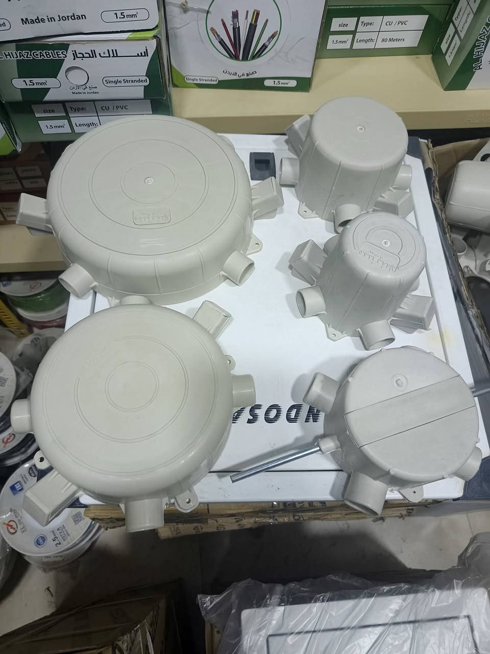 مرحبا للجميع موجود عندي كميه من الجكشن الثقيل مجموعه كامله مميز بغداد أسعار جمله        جكشن ٣ واط ٥٠٠ دينار          جكشن ٦ واط ٦٥٠ دينار             جكشن ١٢ واط ٩٠٠ دينار              جكشن ١٨ واط ١١٠٠            جكشن مروحه أو ثرياً ١٧٠٠ دينار         العنوان البصرة التنومه الصالحيه قرب مدرسة بنات الحسن ***********
