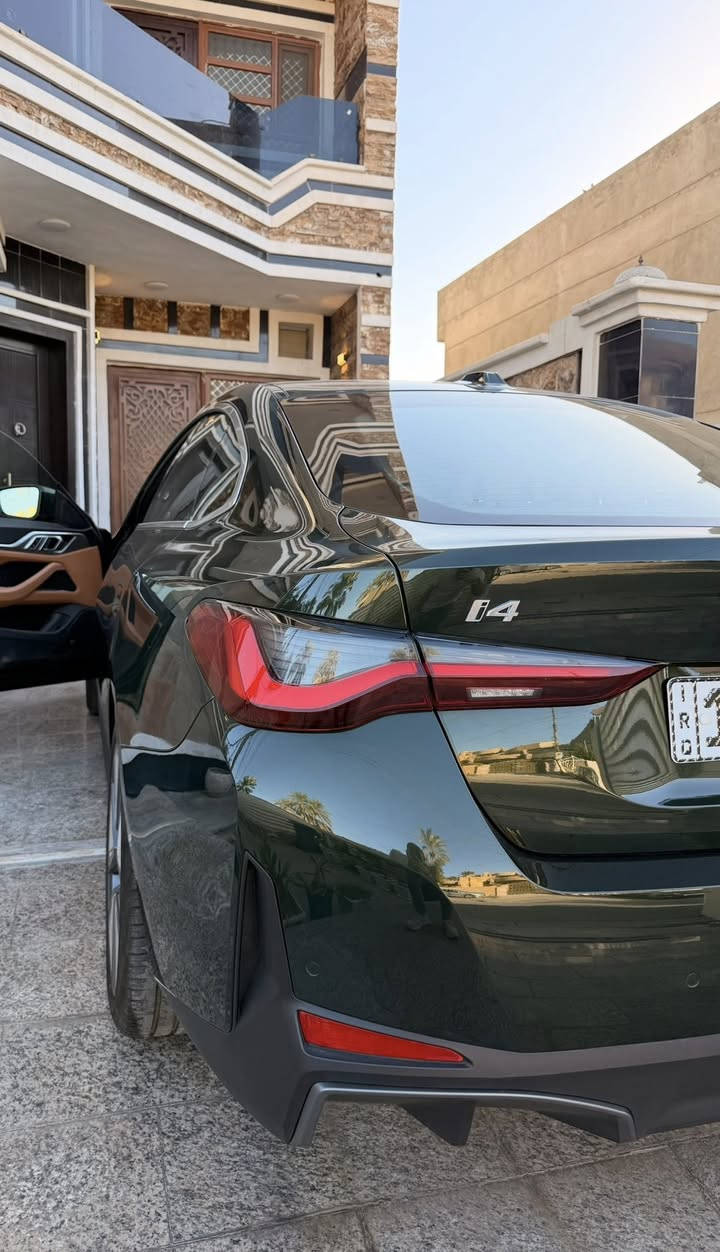 السلام عليكم 
بي ام دبليو BMW i4 Edrive40 2024
فل الكترك (كهرباء بالكامل)
بجم كبس ولابرغي مفتوح
المواصفات:
 وارد امريكي 
 لون اخضر
 محرك كهرباء 
 بطارية 81.5 كيلو واط / ساعة (الشحنه تمشي 400-450 كيلومتر)
 بانوراما
 لايتات امامية متحركة عدسة Adaptive laser led 
 حساسات امامية وخلفية 
 رادات جانبية وامامية
 كاميرا 360 درجة
 توقف ذاتي (امامي وخلفي)
 تنبيه اصدام للمركبات وللاشخاص
 محدد ومثبت سرعة + تنبيه الخروج من المسار
 نظام الترفيه idrive 8 احدث نظام 
 ممكن عرض خريطة ويز على الشاشة الاماميه (امام السائق)
 المسافة المقطوعة 6500 ميل 
 مقاعد كهرباء + تسخين مقاعد + تسخين مقود قيادة
 اوامر صوتيه في النظام الترفيهي 
 السرعة من 0-100 خلال 5 ثواني 
سويج عدد ٢ 
اصطفاف ذاتي 
كاميرا بانورما
 حادث السيارة : الابواب الجانبية عكس السايق (تم تبديل الابواب بأبواب اصلية) +ايرباكات مبدلات وكاله و راجعات وكاله بلاديات 
 السيارة جديدة جداً ونظيفة ومناقصها اي شي ولا كلوب او اشعار بيها سياره وكاله مناقصها برغي
 السعر 37100 (371 ورقة) بيها مجال بسيط جداً 
 مكان السيارة بغداد – العامرية
 رقم الهاتف ***********

