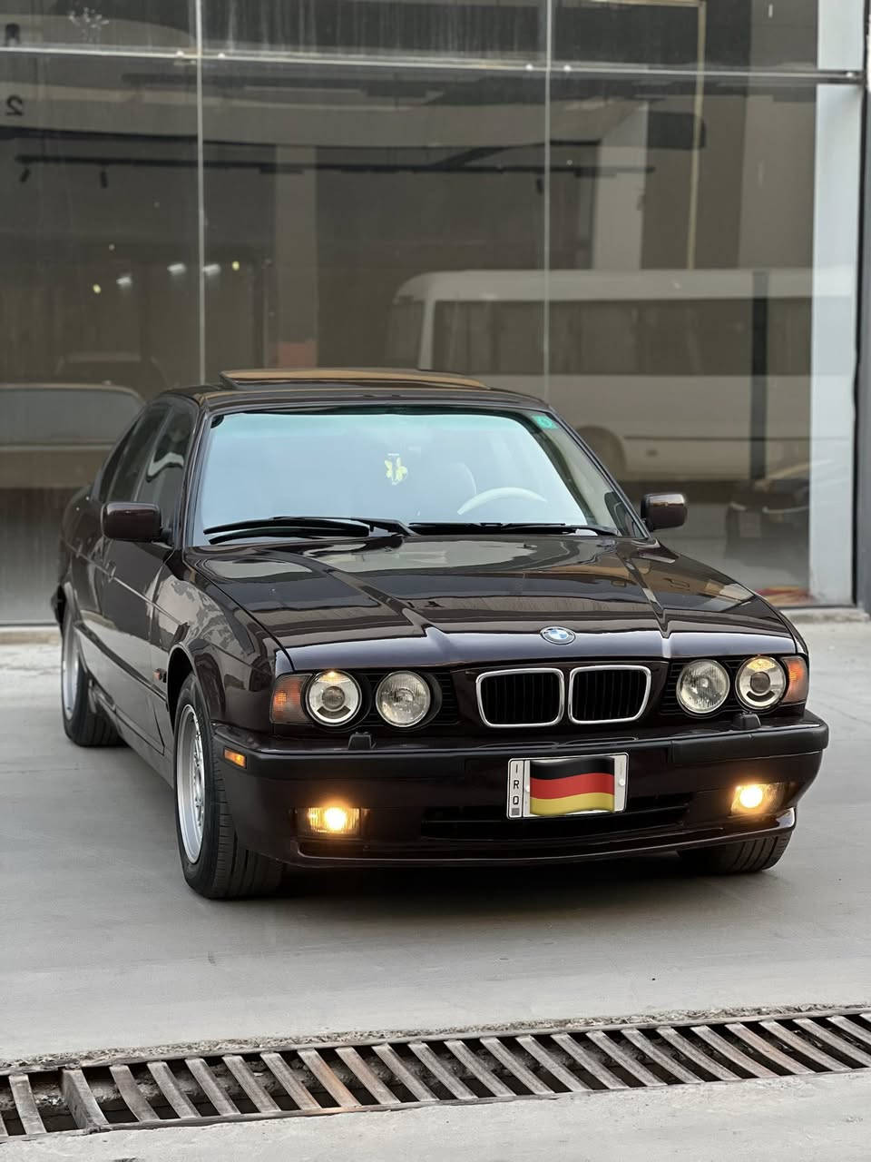 للبيع
BMW 
530-V8  مسكر اصل وفصل 
1994 اصل بدون تحديث 
Limited لمتد اصل فول

السياره مصبوغه عام للجمالية وموضح بالصور صفحات السياره كلش مرتبه 

1-بجم عريض 
2-مرايات منفصل بلاد 
3- سلايت طكتين اوتو شغال 
4- دعاميات M 
5- ويل خليه حجم 16 جديد 
6- سقف اسود
7-دبل ايرباك
8- دبل جكمجه
9-كمبيوتر 
10-قطعتين تبريد 
11- برده خلفيه 
12-داخل جلد بيجي كشنات+ابواب كارتير  
13-دبل كشن كهرباء +تكوات كهرباء 
14- تحكم ستيرن كهرباء شغال 
15- سيدي چنجر
16-اربعه جام اوتو
17-حساسات خلفيه شغال
18-ABS 

لايت بك لايت كله جديد

تبريد شرط ثلج 

كير شرط درجة اولى
محرك شرط درجة اولى 

السياره بدون اي نقوصات 

السياره باسمي 
سنويه جديد 
هزه+ فحص جديد 
رقم نينوى الجديد مسطره مشروع وطني تتحول بجميع المحافظات 

المكان نينوى 

السعر (88) وبيها مجال خابر وتدلل 

***********
***********
