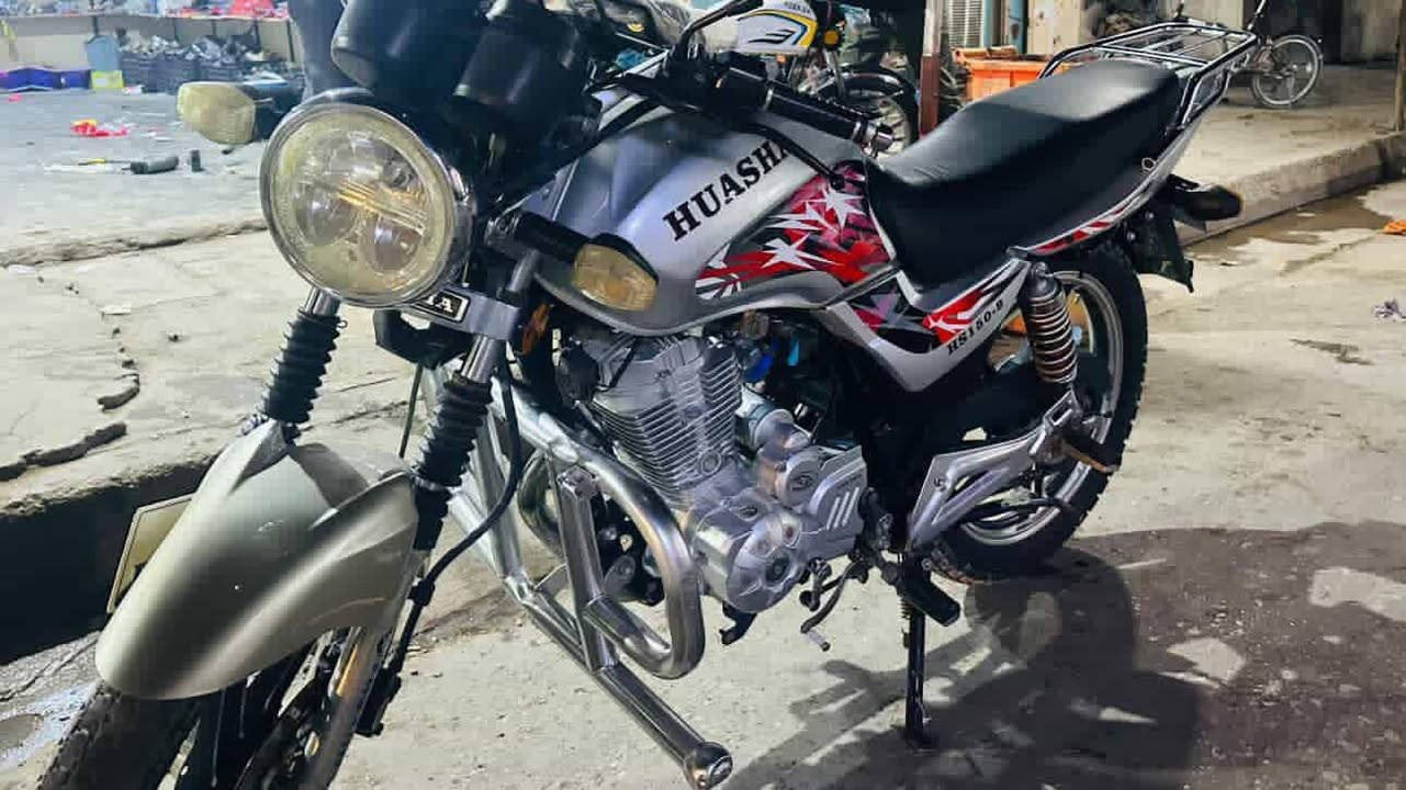 سلام عليكم 
هايوشا 2020 لون رصاصي 
باب اول Hواحد
الدراجه نضافة 95%
محرك ما مفتوح 
اوراقها موجودة 
تشغيل عن بعد
رقم تواصل ***********
