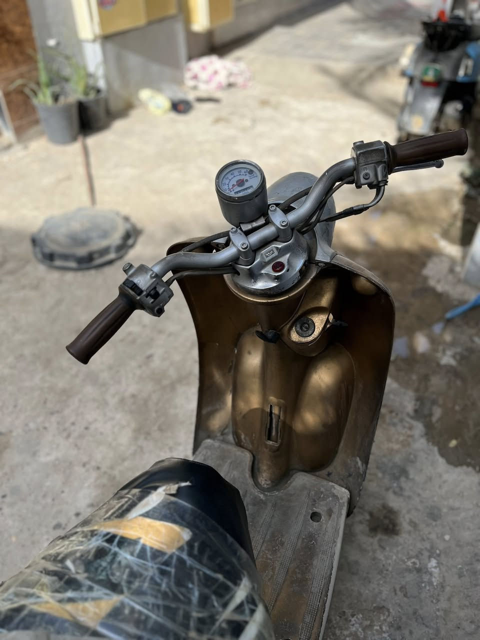 دراجة كلاسك عبد الحليم للبيع الدراجة محركها حاوية بلادي مامفتوح بيها نواقص ١تاير خلفي٢بوربرين امامي ٣حاضنة مال جنطه.السعر ١٥٠ وبيها مجال عنوان بوبيات عامود 44للتواصل ***********
