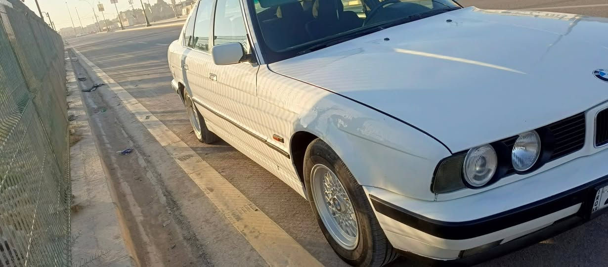 السلام عليكم بي أم للبيع مديل 1991 525i دبل ايرباك سياره جاهزه حداديه تخم تاير تبريد ثلج كير عادي مكينه مسكر 25 تك فانوس غرفه نضيفه حيل كشناته جلد ومخمل حلوات واني مخلي دوشمه السياره حلوه واحلى  من الصور رقم اربيل جديد سنويه لل2030  مكان السياره النجف قرية الغدير للاستفسار اكثر  اتصل وبيك خير وتدلل *********** السعر 57 وبيه مجال قليل
