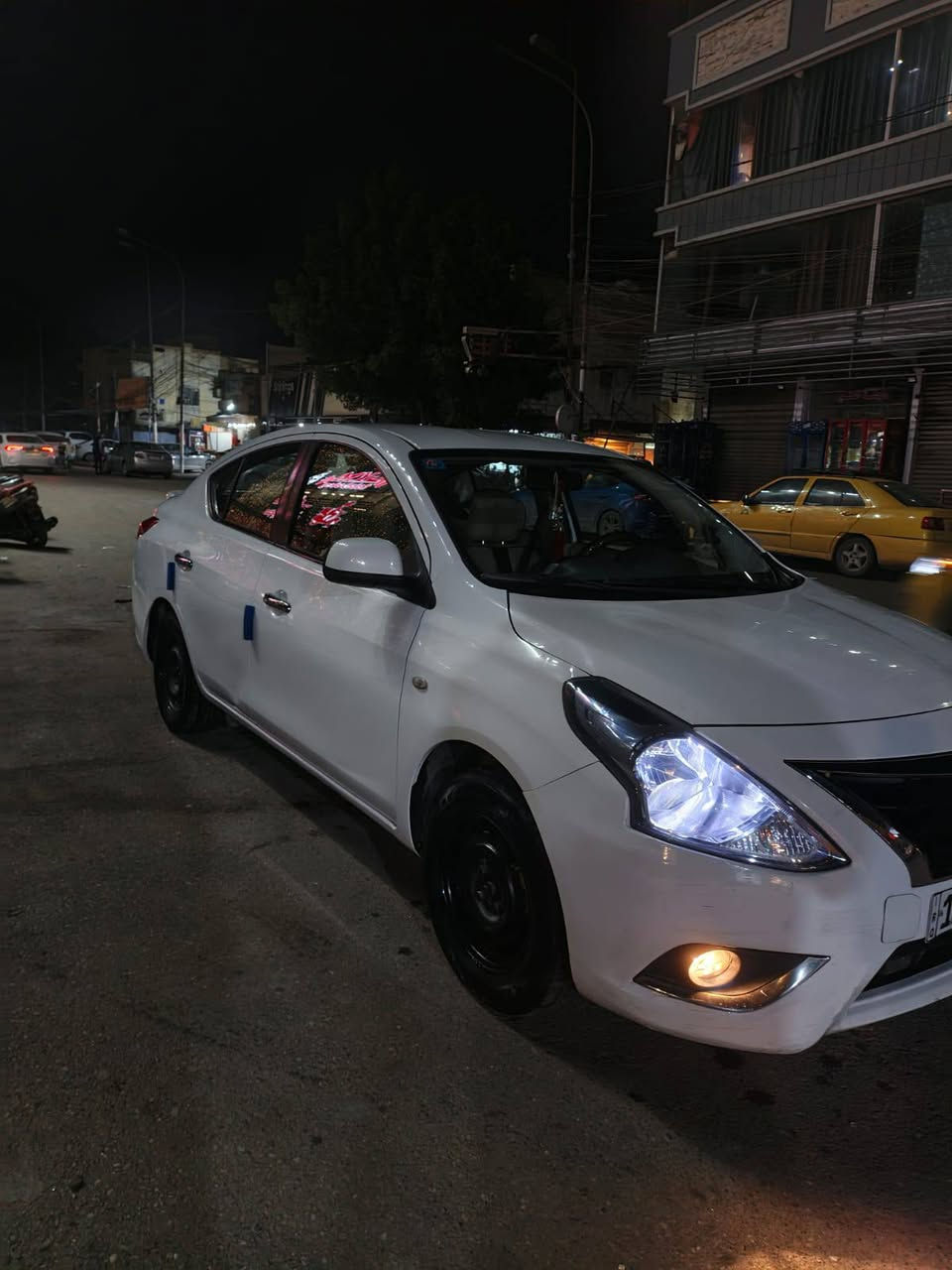 السلام عليكم نيسان سني هندي أم بليته الزركه موديل ٢٠١٨ماشيه ٧٩ ألف بيها بارد جاملغ جهة اليسار شويه وبيها بارد بل صندوك شويه بدون صبغ سيارة تخم تايره جديد سبير جديد  صدر ١٠٠/٧٠ سياره مال شغل رقم بغداد الجديد سعرها 105 وبيها مجال رقم *********** مكاني بغداد
