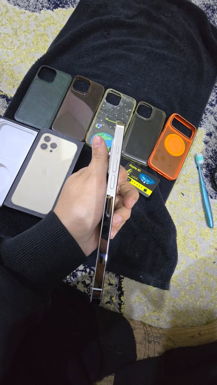 ايفون 13 برو ماكس جهاز جديد جديد بمعنا الكلمة 
بطارية 91 
ذاكرة 256
شاشه 3 خيارات
ملحقاته كاملة 
مع هديا 5 كفرات وسماعه ايربود 
جهاز ماستر اذا بي خدش تاخذة بلاش وكروتك على حسابي 

سعر 725 ..... 
عنواني بغداد ... واتساب ***********
