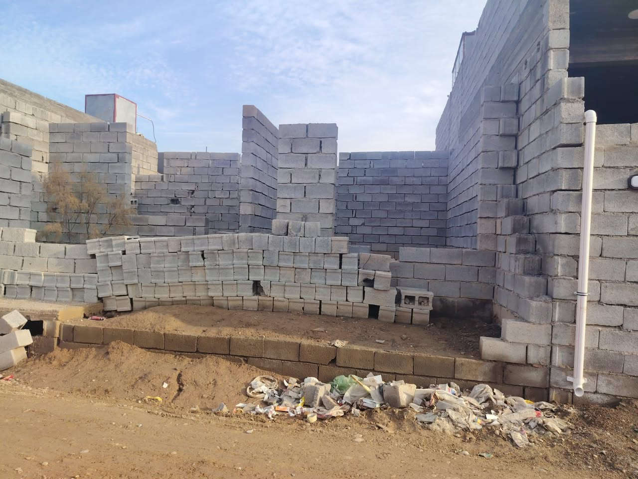 السلام عليكم عندي بيت للبيع مساحتة 130متر واجهة 10 ونزال 13 موقع حي الزهراء حي شمر استفسار أكثر اتصل***********
