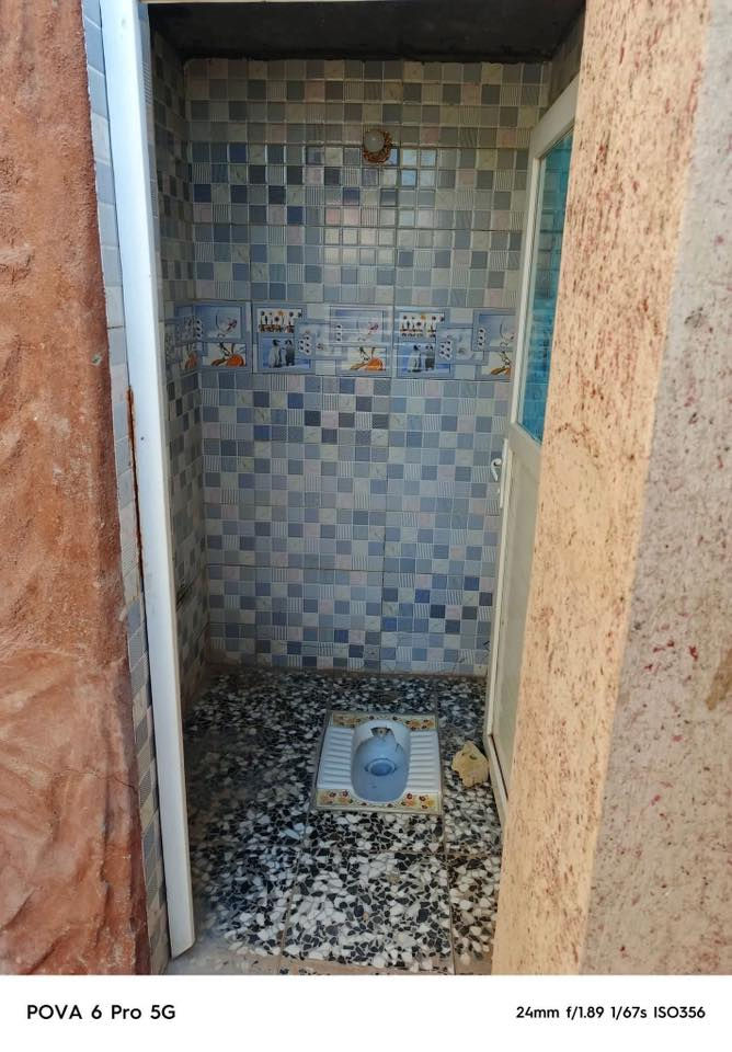 بيت للبيع طابقين
مساحة ١٠٠ متر ٥*٢٠
صب مسلح كامل كاشي سيراميك
بس الطابق الثاني نقص كاشي 
يحتوي على 
الطابق الاول
كراج + صحيات خارجية
استقبال + مطبخ + صالة
+ صحيات وحمام داخلي 
+ منور + غرفة نوم
الطابق الثاني
غرفتين كبار + بلكونه + حمام + صالة
الطابق الثالث يحتوي على بيتونه وسطح
البيت نظيف كلش وبنيانه كلش حلو وخريطته حلوه وسعرة مناسب 
مشمول بالتمليك دار وزقاق ومحلة
العنوان بغداد - نهاية حي اور -سبع قصور - شارع ابو احمد 
للاستفسار اكثر : ***********
