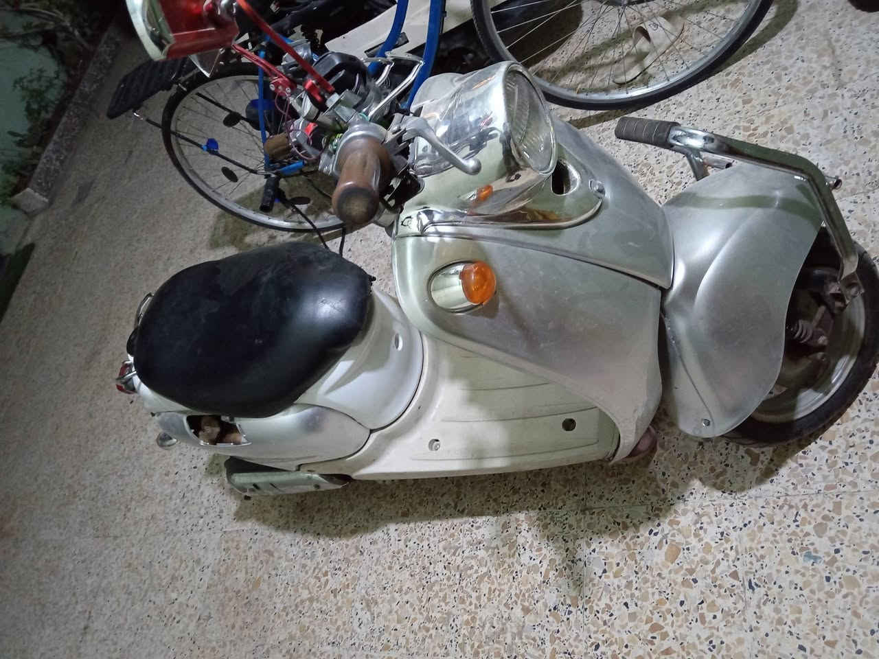 دراجة نوع (عبدالحليم)
لون (رصاصي) 
مكفولة كفاله مكينه، مبدل بيها بس (بستم والصالنصةمزروفة) غير هذن ماكو عطلات
هندر او سلف تشتغل 
السعر ٢٥٠ وبيها مجال للشراي
للاستفسار رقم الهاتف ***********.
