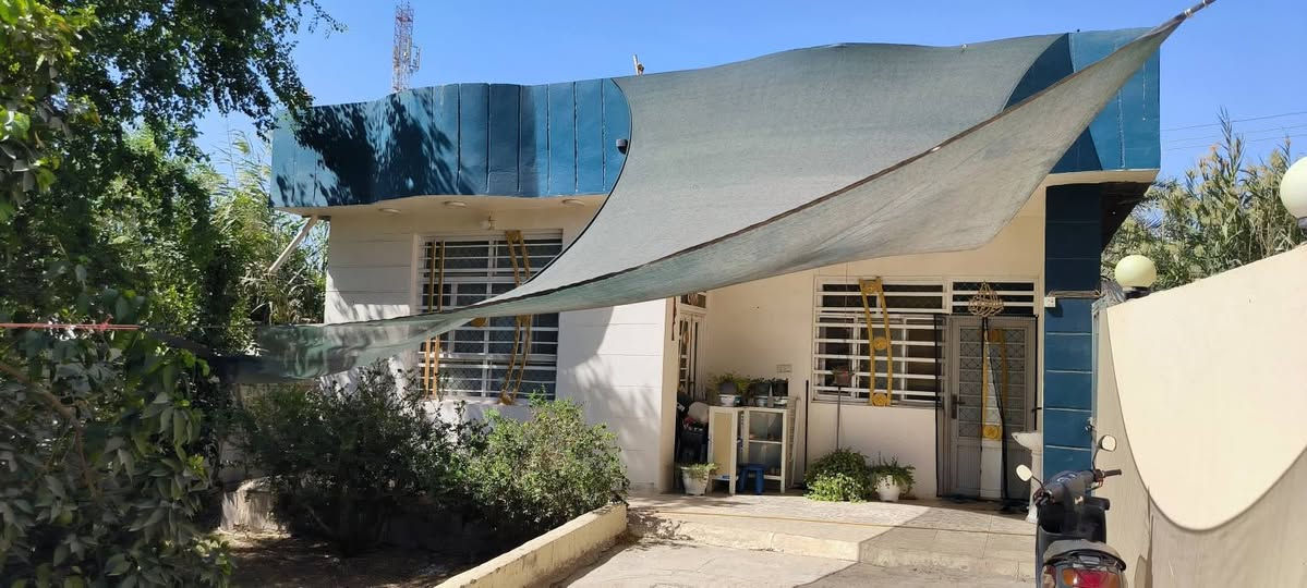 دار للبيع بسعر قطعة ... مع الأثاث أو بدونه ... تسليم مباشر عند البيع او خلال فترة قصيرة جدا
طابو زراعي سند 25
المساحة: 285م الواجهة 10م (تحت البناء 120م غرفتين نوم، استقبال، صالة، مطبخ، صحيات وباقي المساحة حديقتين وكراج سيارة كبير
الموقع: الجهة المقابلة لفندق البارون/ عمود 84
السعر: 175 وبي مجال للشراي

للإستفسار ***********
