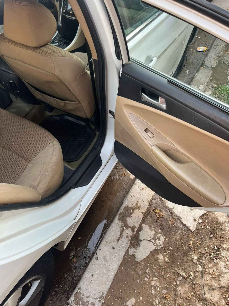سوناتا خليجي موديل ٢٠١١ الشركه العامه تحكم ستيرين مري شفط حساس خلفي ماشيه ١٦٩ الف بلاديه السياره مكفول الكير والمحرك ماعدا ضربه بالجاملغ الخلفي وبيها ملاحضات ‬‏جدا بسيطه سعرها ١١٥ ورقه ... 
‏‪***********‬‏ موبايل
