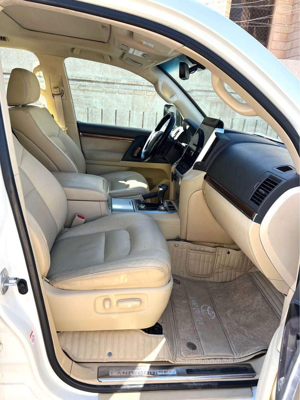 تويوتا لاندكروز 2017 GXR خليجي SAS
___________________________ 
محرك حجم V8 4600
حساسات امامي خلفي
بصمه وتشغيل عن بعد 
مثبت سرعة دبل ماوس 
سلايت و 8 ايرباك
لايت زنون اسود
كشنات جلد وكهرباء 
علامه لاندكروز ليزريه بالبيبان 
بيه بارد بالباب الخلفي والصندوق وممبين 
السياره ماشيه 187000 الف KM
السياره جديده ومابيه اي نقص من كافه النواحي 
السعر 48000
***********
*********** بغداد, العراق
