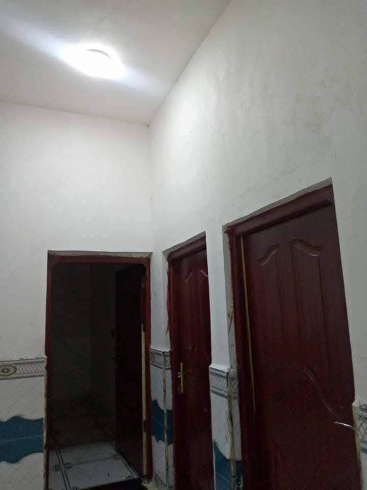 سلام عليكم بيت للايجار وللبيع تجاوز يتكون من 4 غراف وصاله ومطبخ وصحيات وطارمه جبيرة  كهرباء خطين ماي سيح وبي تانكي ومروح الاتصال *********** الايجار 250 مقدمه شهرين
