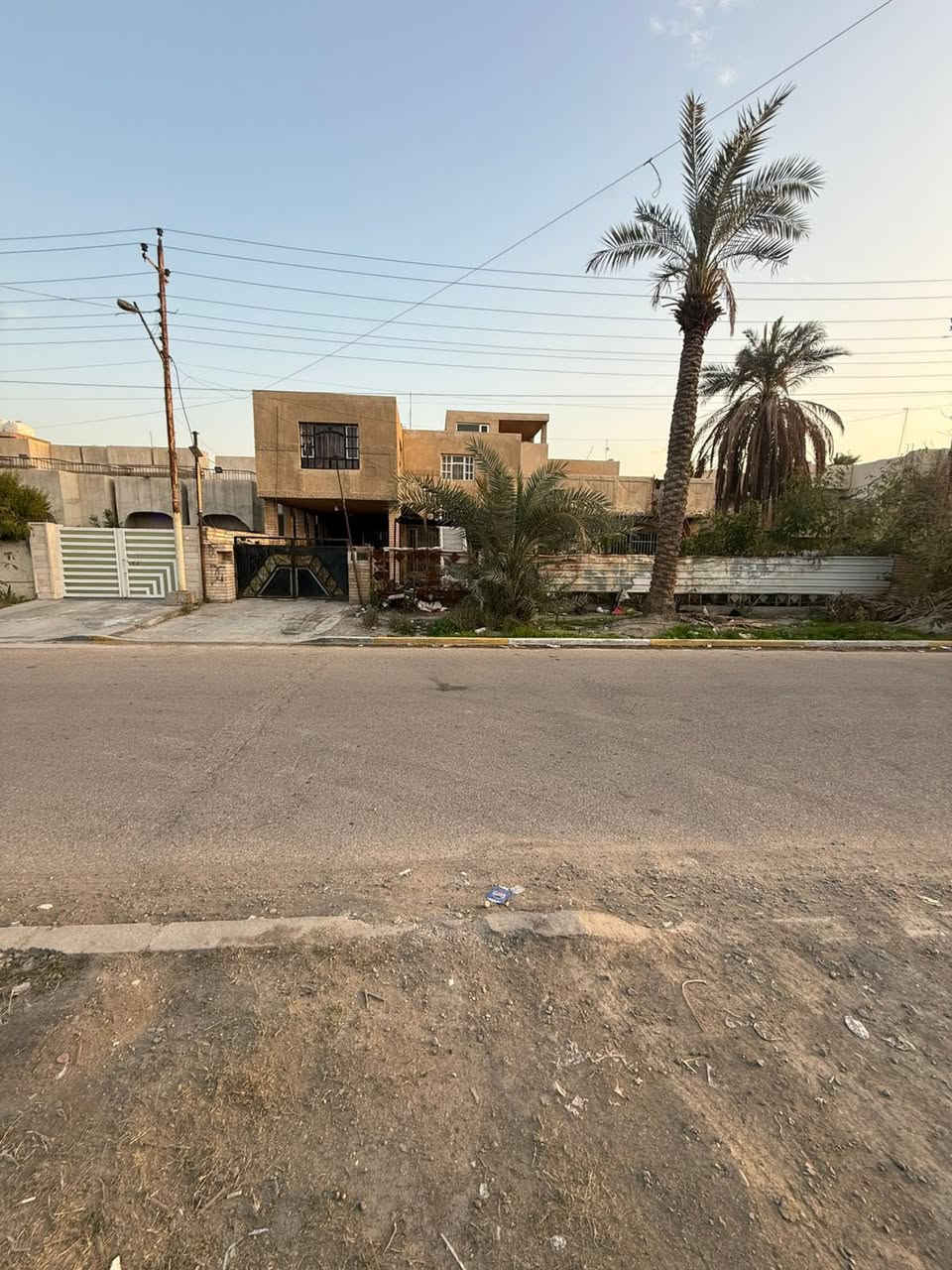 دار. للبيع. التقطيع. حسب طلب. مساحه 600 متر.

في منطقة الاطباء. قرب منطقة عامريه في حي الجهاد 

واجه. 20 متر.  ونزال. 30

على شارع 15 متر.  موقع. مميز. في منطقة الاطباء

لاستفسار

سيف ابو يزن 

***********

مراجعه مكتب السلام الهندسي مجاور الجمعيه الاستهلاكيه مقابل اسواق السفير الضباط شارع العام حي الجهاد
