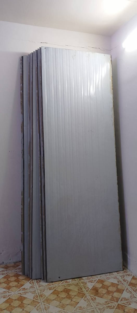 السلام عليكم هذا السندويش ارتفاعه 3 مترات ووياه زوايا حديد قيم واخذ هذا رقمي ***********
