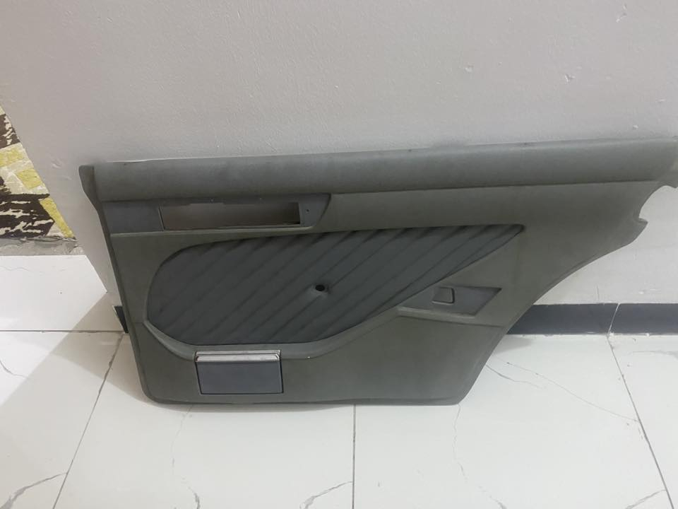 سلام عليكم للبيع بطاين مارسدس باب طويل بس الخلفي نضاف سعر 125 بيه مجال ستفسار ***********
